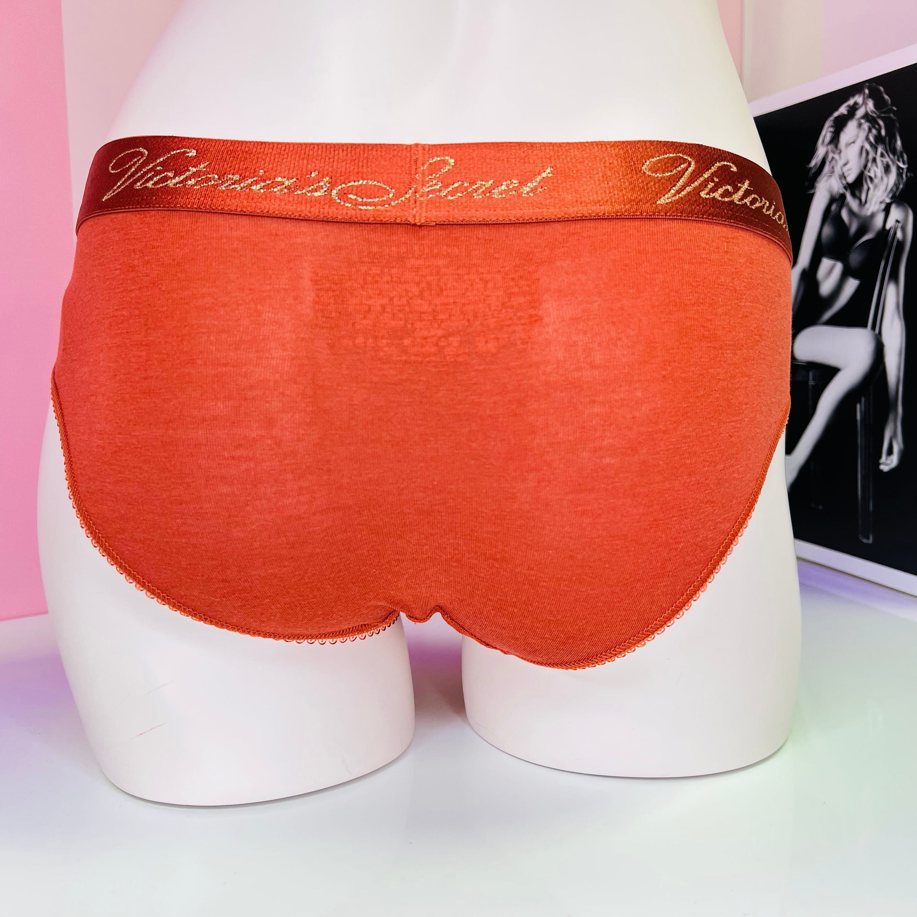 Luxusní síťované kalhotky Victoria’s Secret s červeným pasem a puntíky