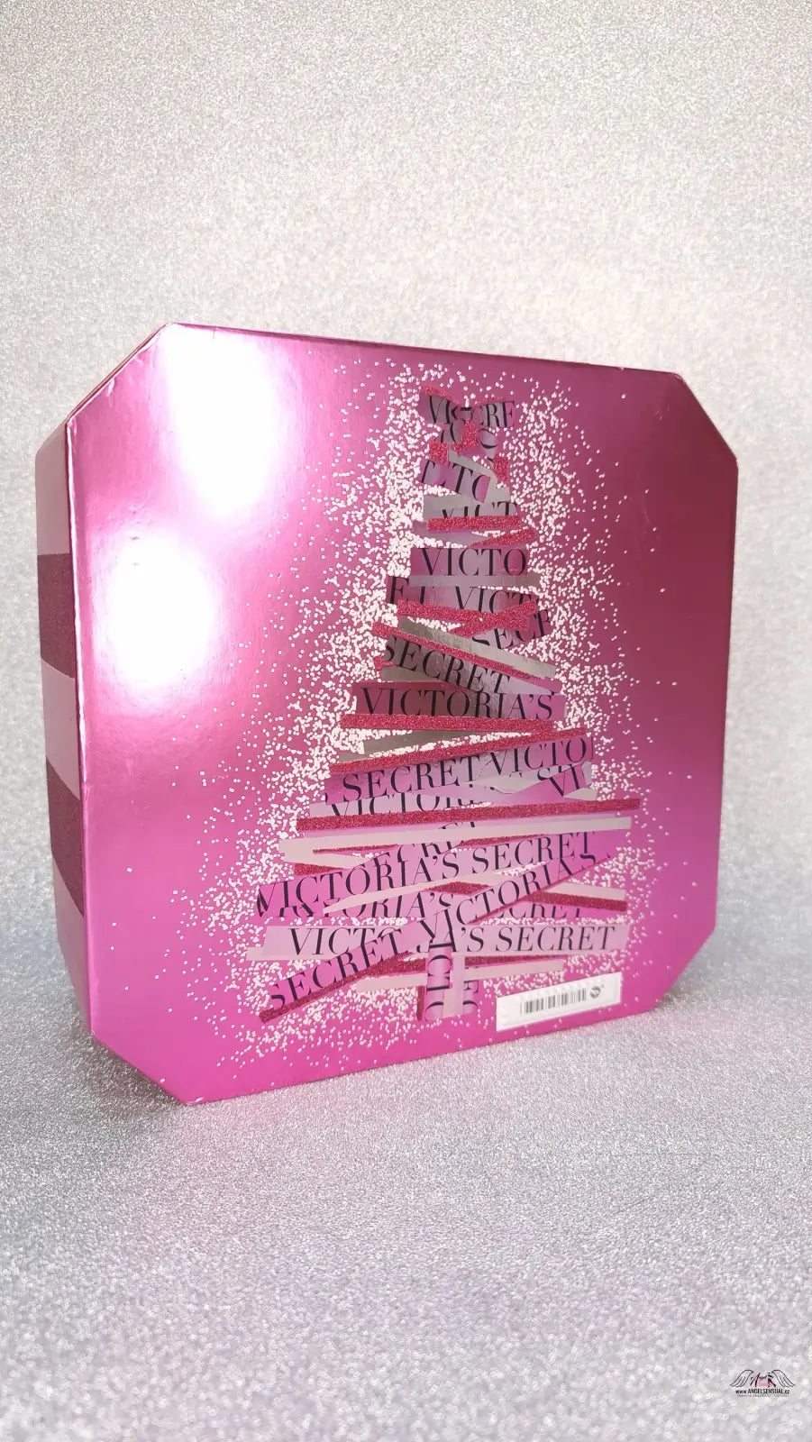 Růžová krabička s vánočním stromkem a vůní Victoria’s Secret Bombshell