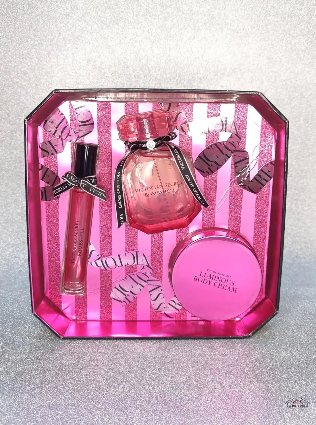 Obrázek růžové krabičky Victoria’s Secret Bombshell s tóny mučenky v kolekci Victoria’s Secret Bombshell