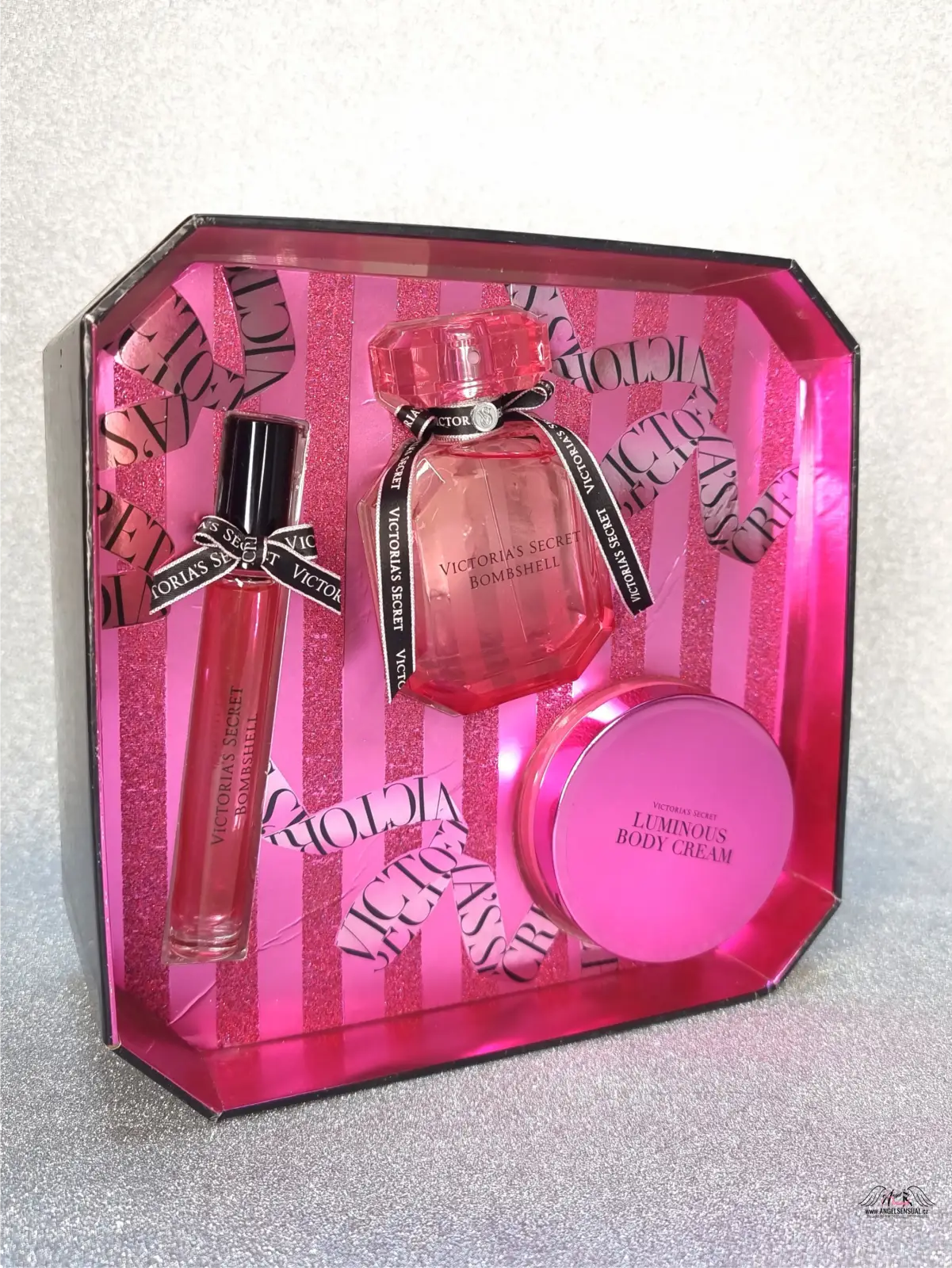 Victoria’s Secret Bombshell dárková sada v růžové krabičce s tóny mučenky