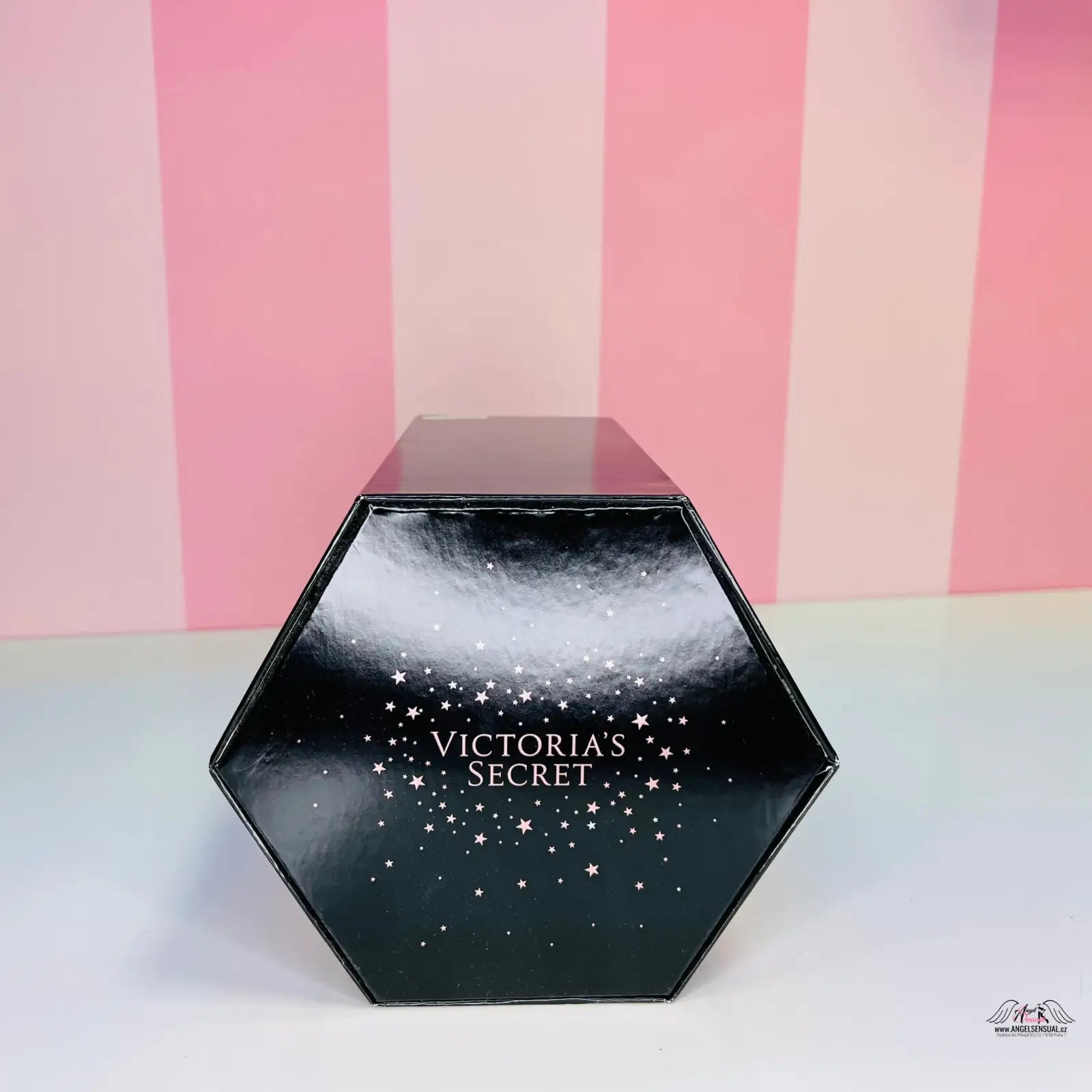 Černá hexagonální Victoria’s Secret bedýnka s jiskřivým ovocným květinovým dárkem
