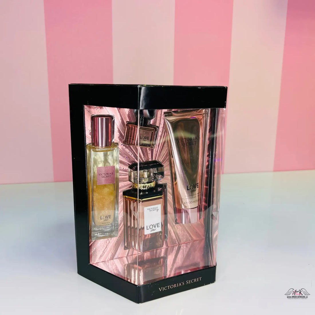 Victoria’s Secret Love gift set v kolekci Love Star, jiskřivá bedýnka naplněná ovocným květinovým dárkem roztomilého mini designu