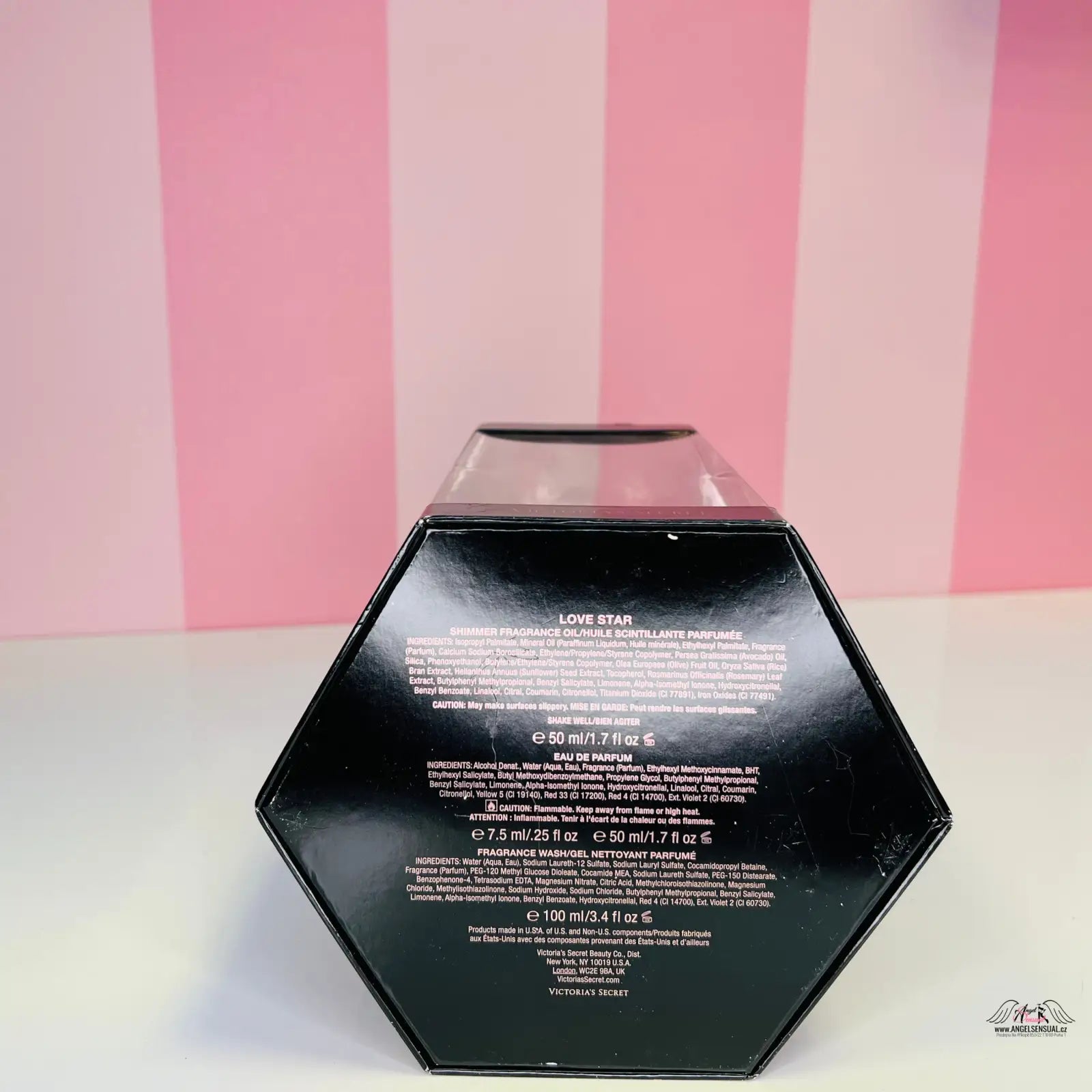 Černá hexagonální jiskřivá bedýnka naplněná s ovocným květinovým dárečkem Kolekce Victoria’s Secret Love Star