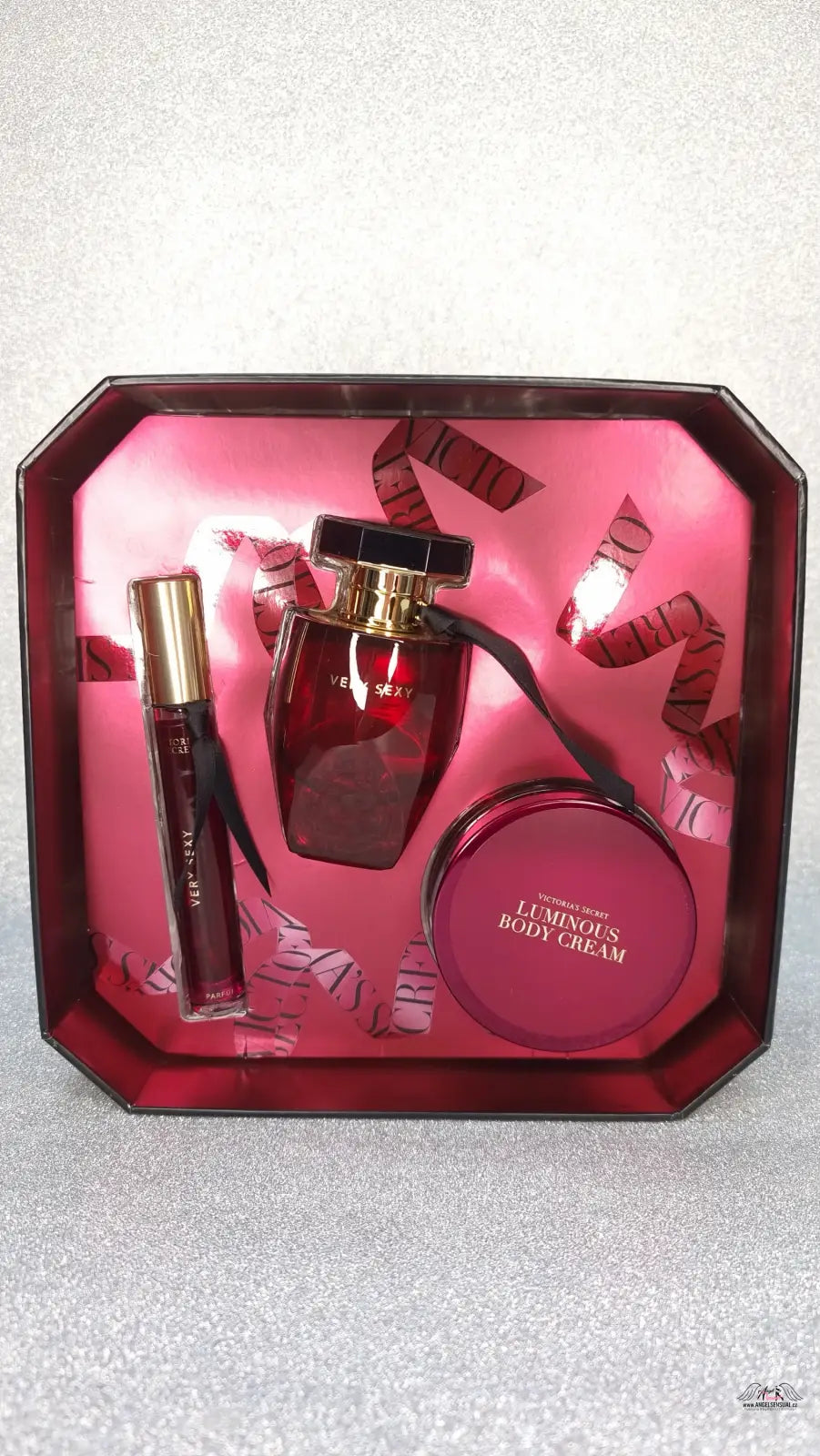 Červená dárková sada parfémů Victoria’s Secret Very Sexy s vůní very sexy