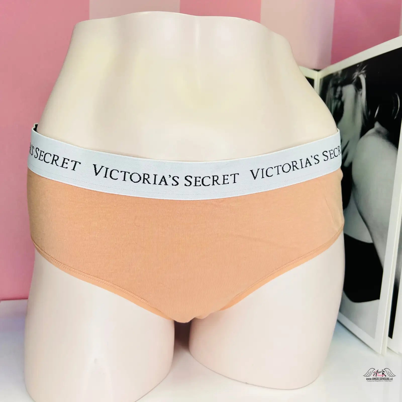 Růžové kalhotky Victoria’s Secret s elastickým pasem na manekýně