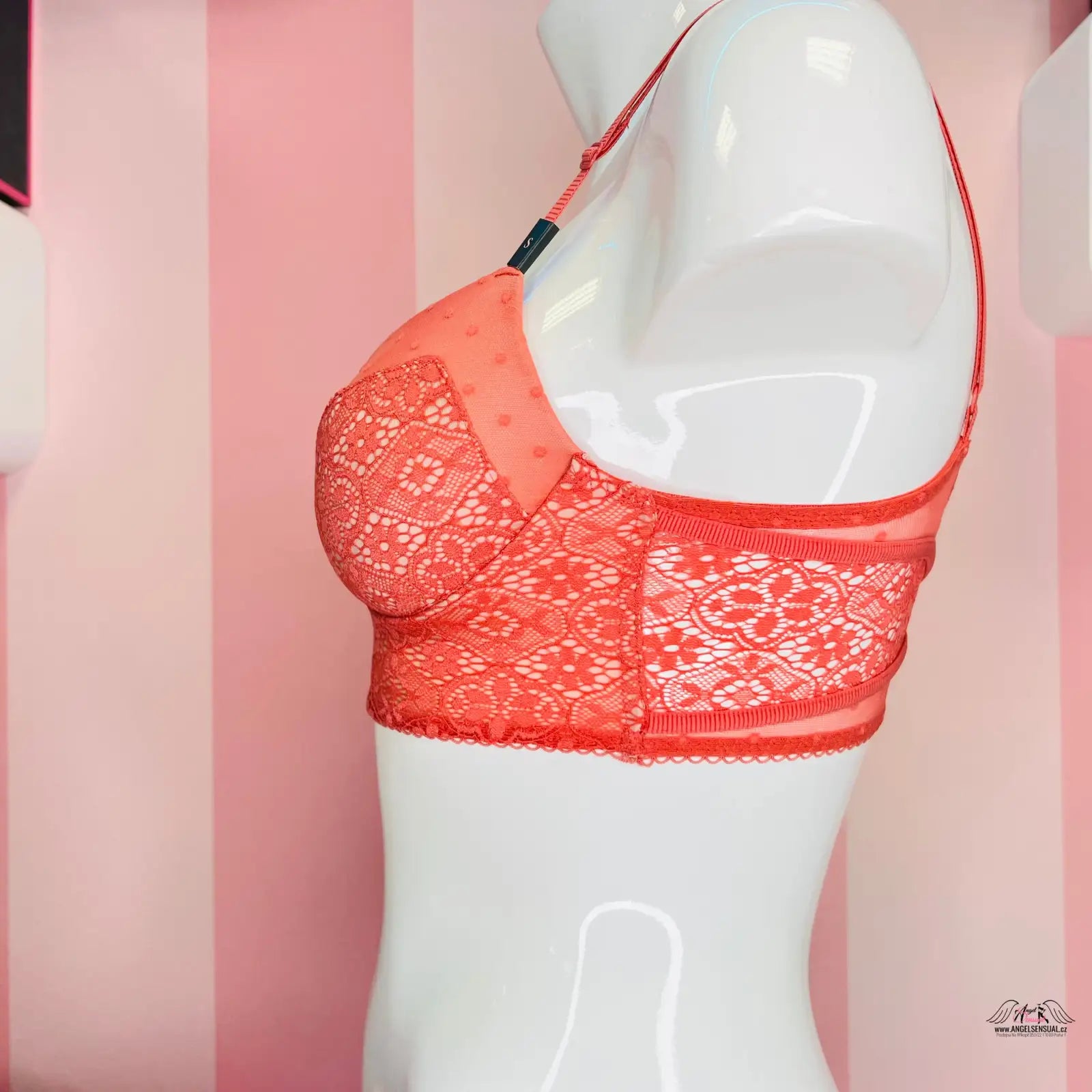 Manekýn s podprsenkou a braletem v elegantním červeném krajkovém topu Victoria’s Secret