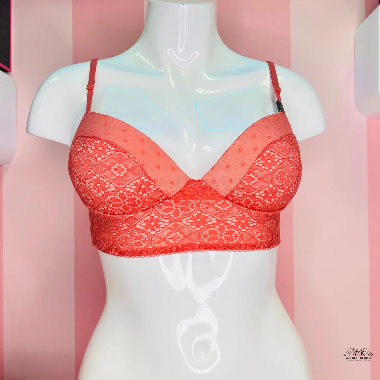 Manekýn s podprsenkou a braletem v červeném krajkovém topu od Victoria’s Secret