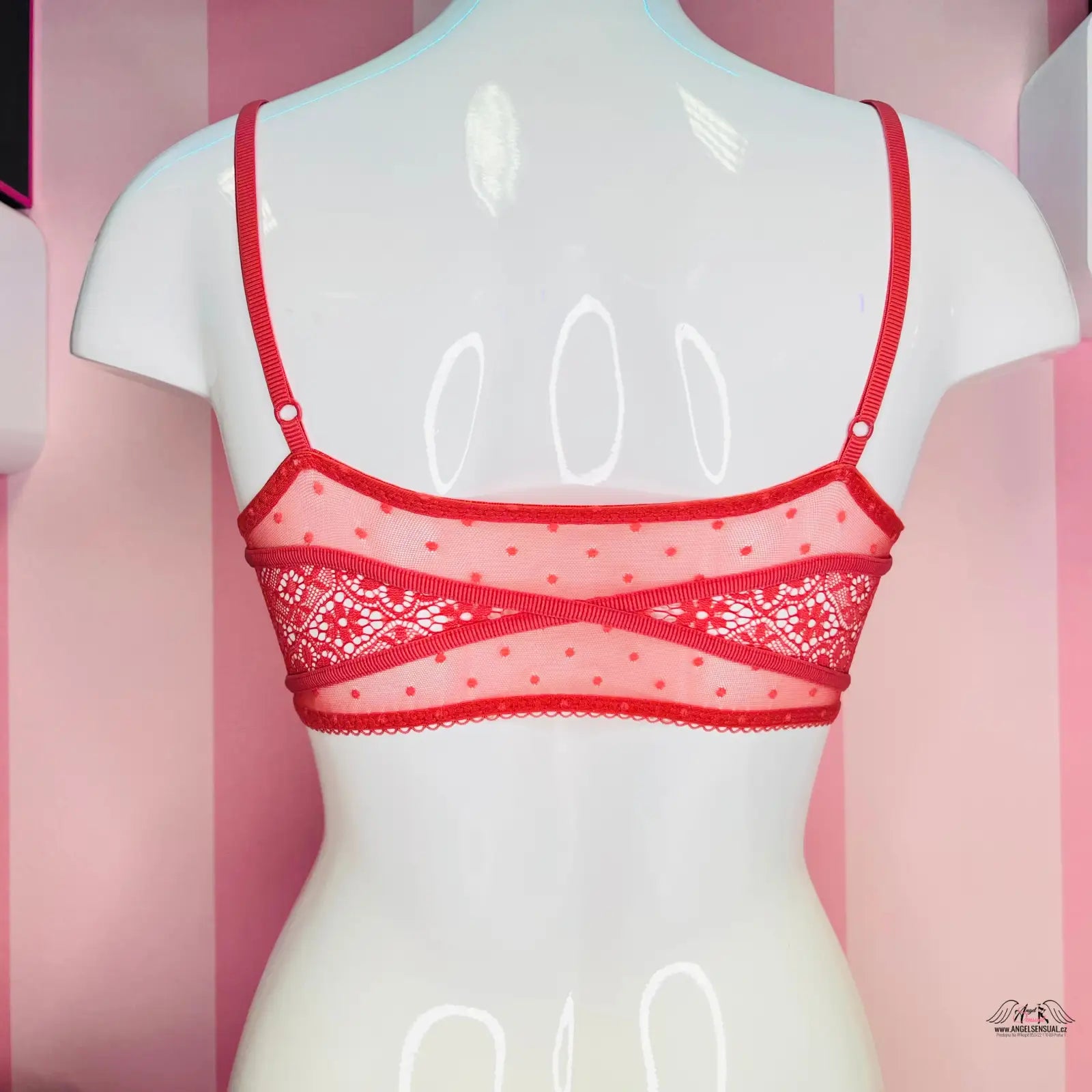 Manekýn v červeném krajkovém topu Victoria’s Secret Kouzelná elegance
