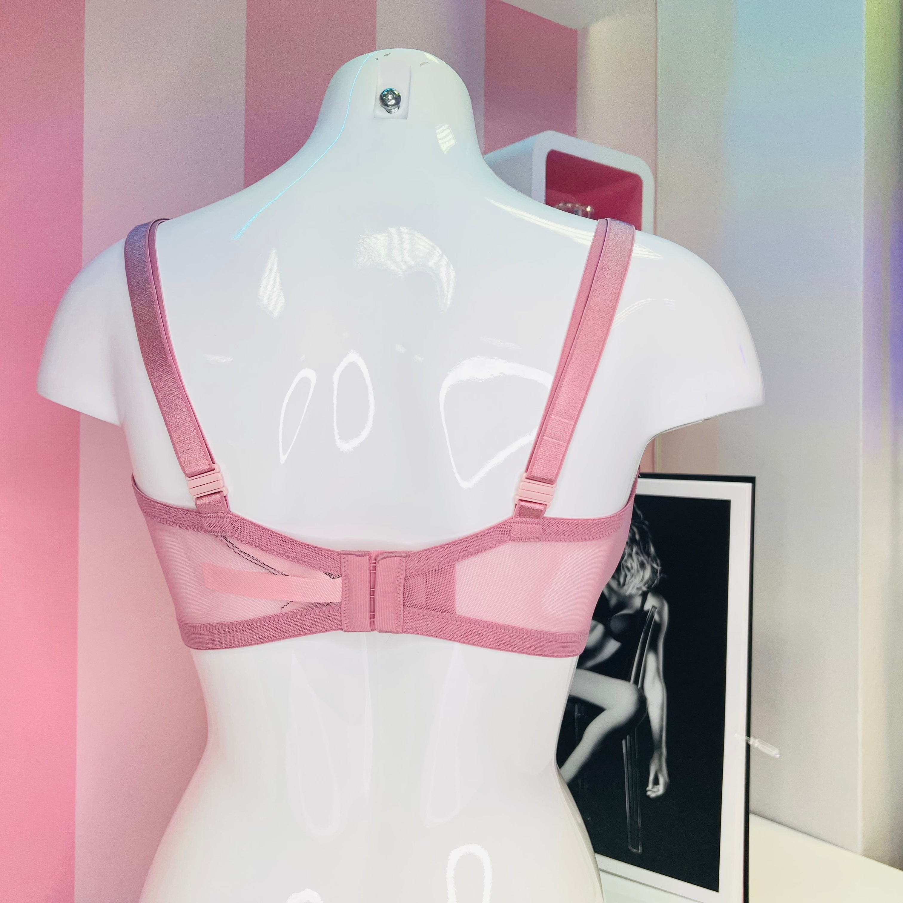 Pink krajková podprsenka bez košíčků od Kostice na bílém figuríně, elegantní apparel & accessories