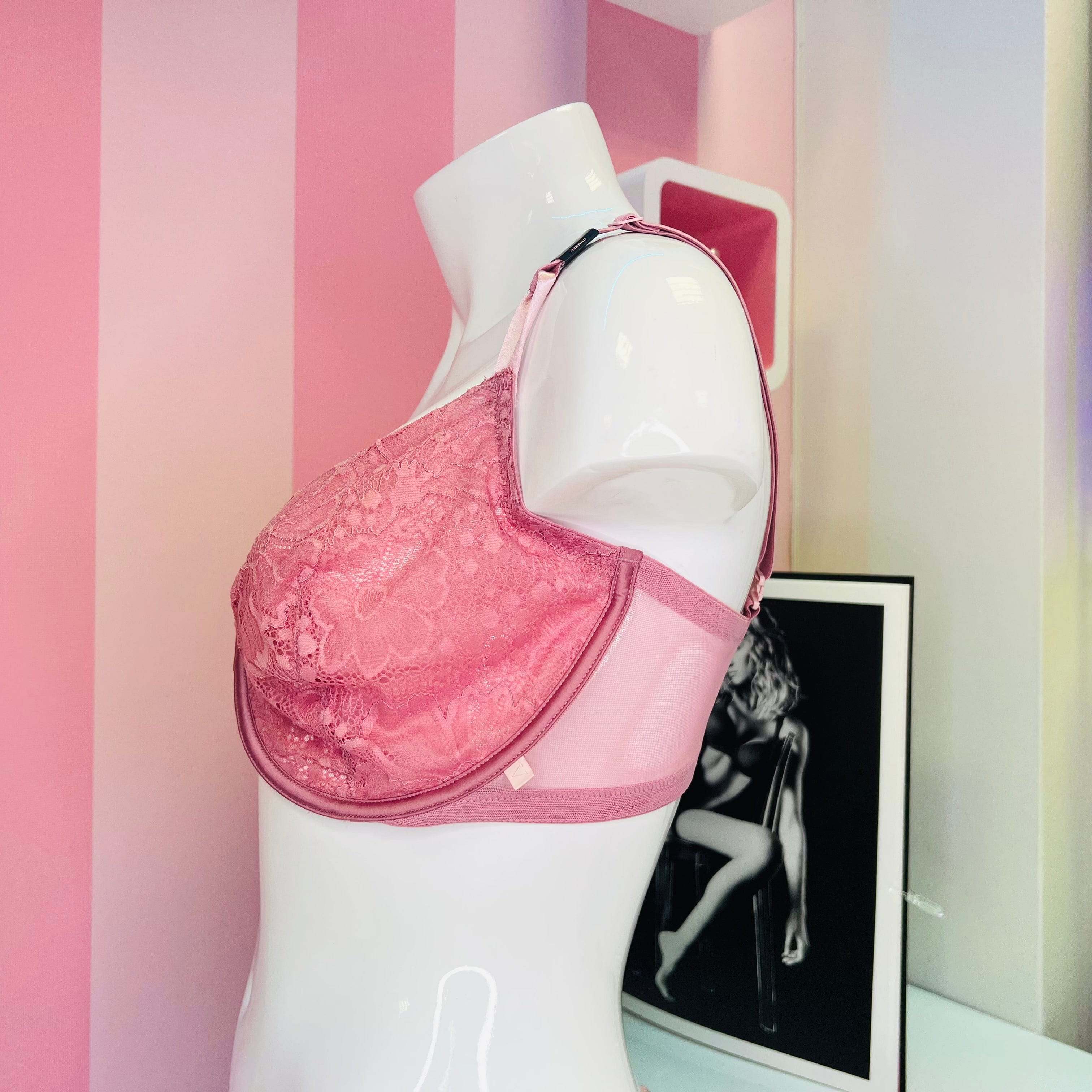 Elegantní krajková podprsenka bez košíčků od Kostice na bílém manekýnu, inspirace Victoria’s Secret