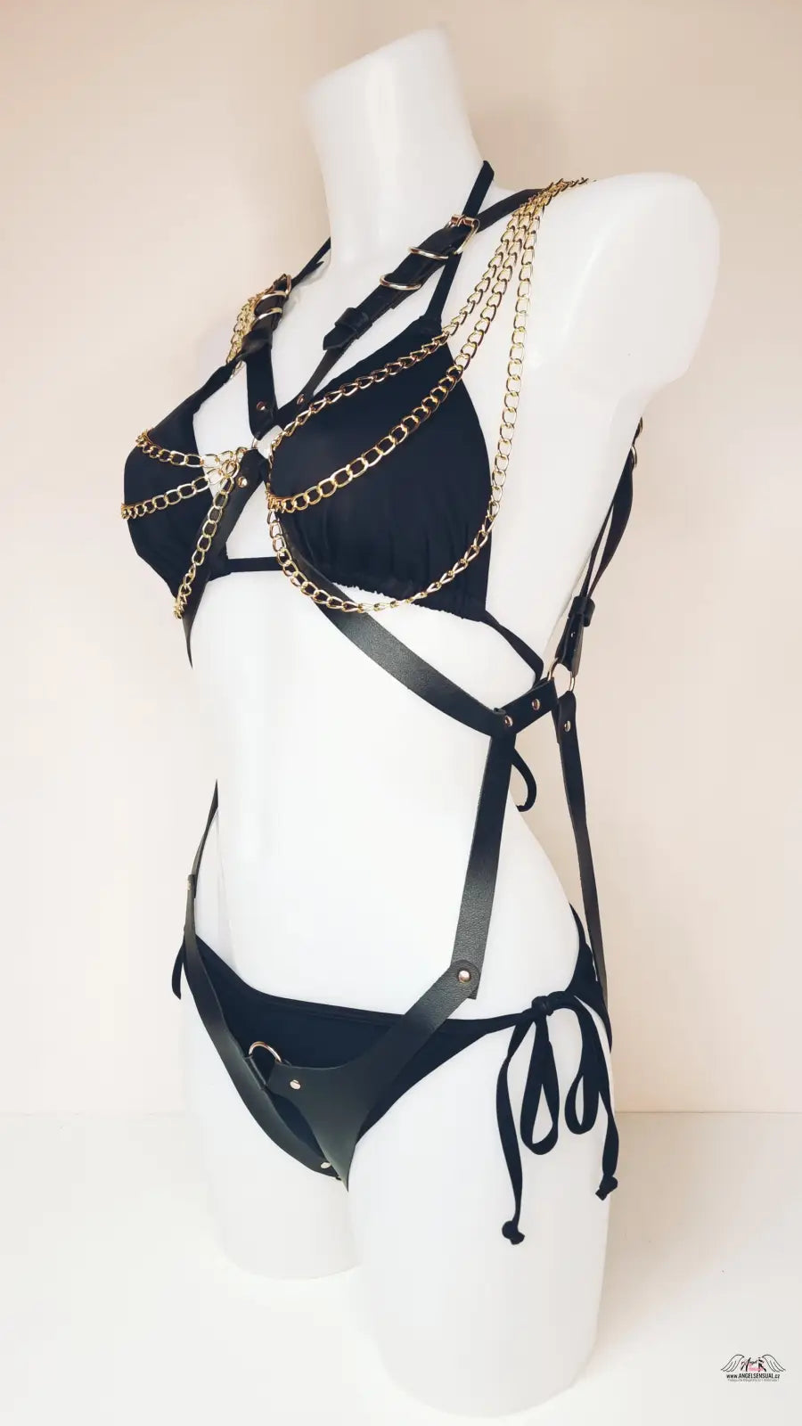 Obrázek koženého postroje Black Goldie s černou krajkou, zlatými řetízky a koženými pásky