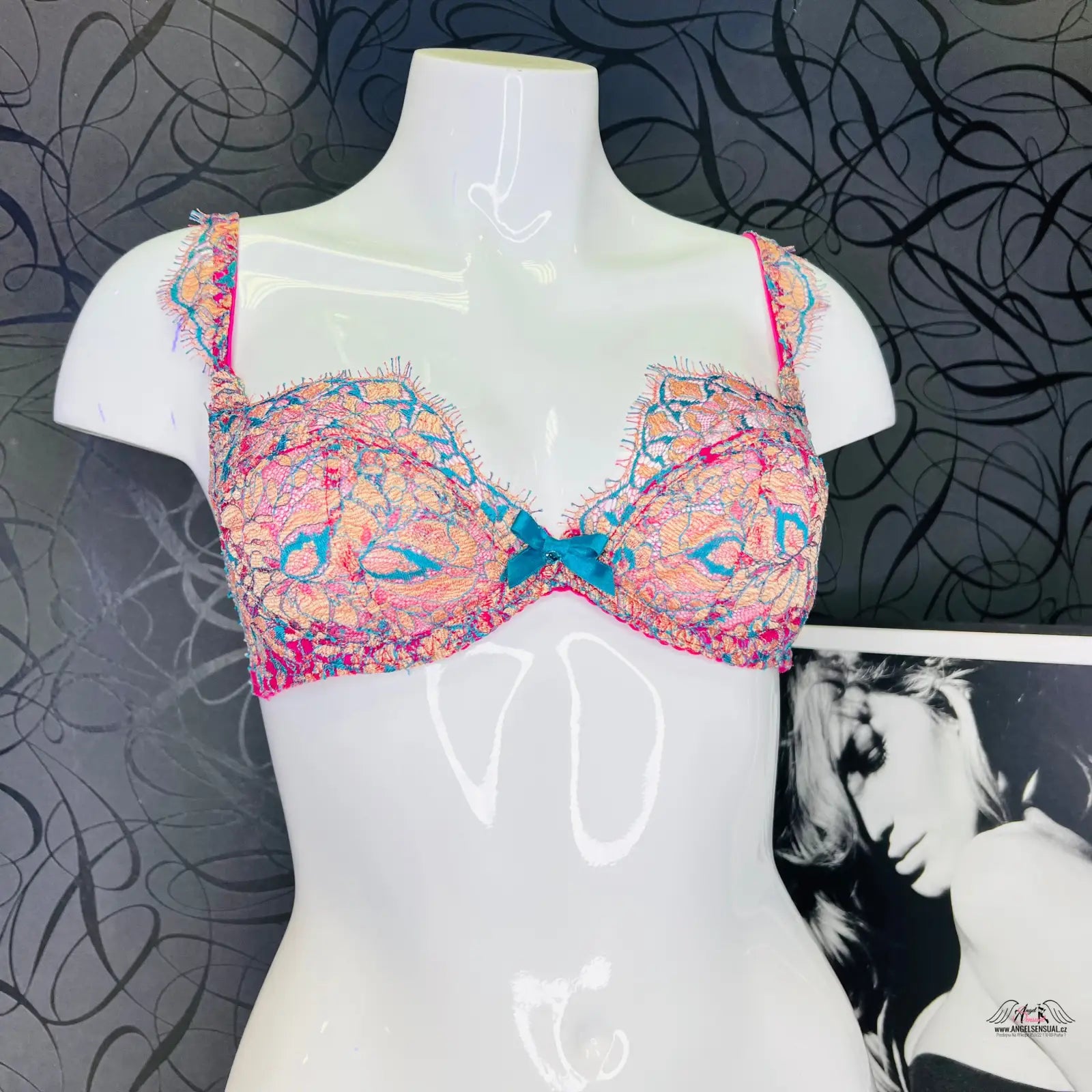 Lace podprsenka Liliana s tyrkysovou mašličkou a pestrobarevným designem