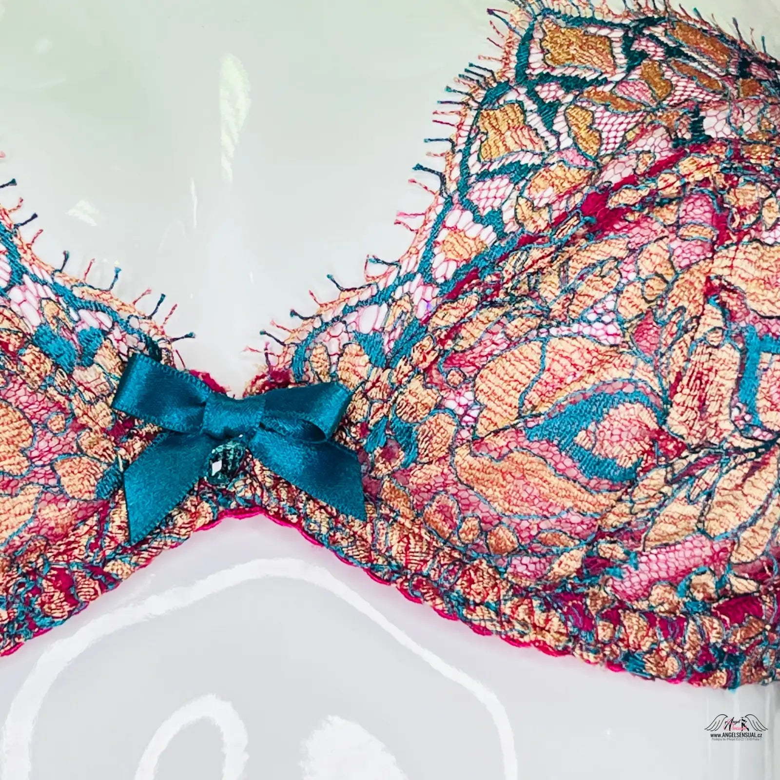 Lace bra with teal bow from Liliana: Pestrobarevná Luxusní Podprsenka s Ozdobnou Mašličkou