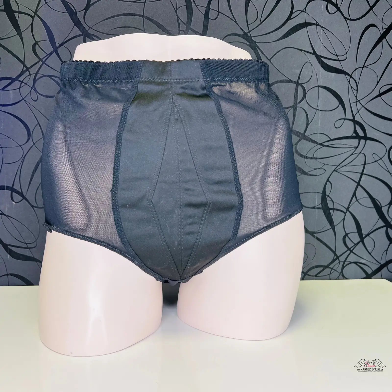 Luxusní černé kalhotky s vysokým pasem od Agent Provocateur v elegantním designu