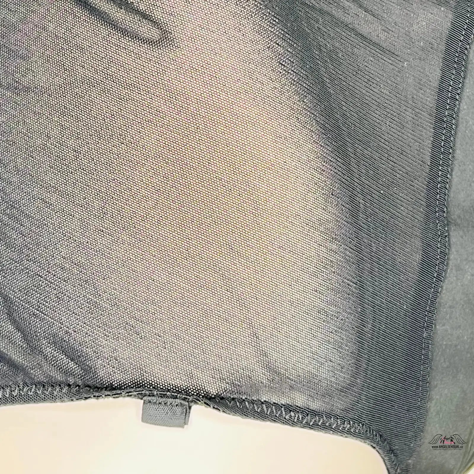 Šedá síťovina na Luxusních Černých Kalhotkách s Vysokým Pasem od Agent Provocateur