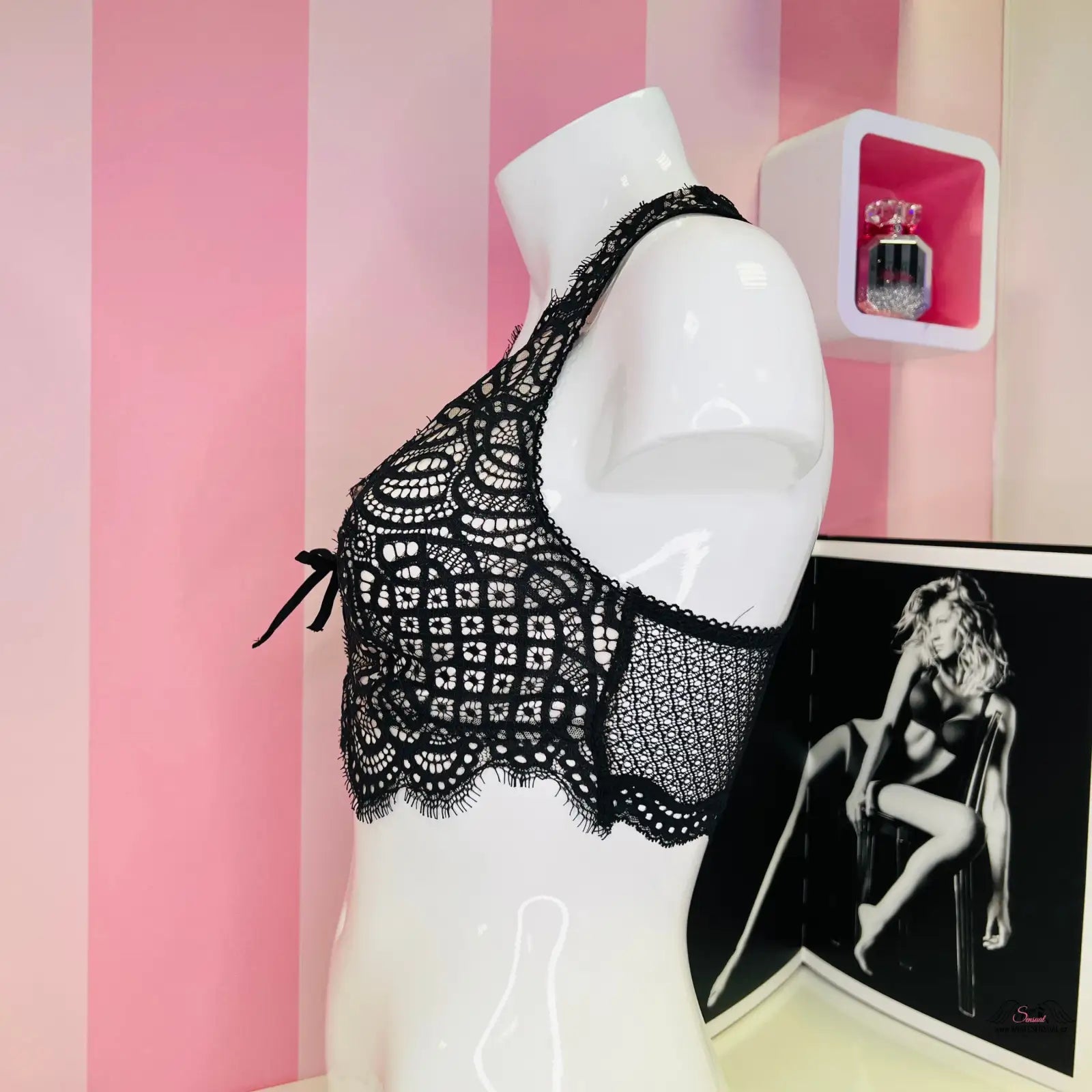 Mannequin in black bra top showcases Luxusní Dream Angels Bralet elegance