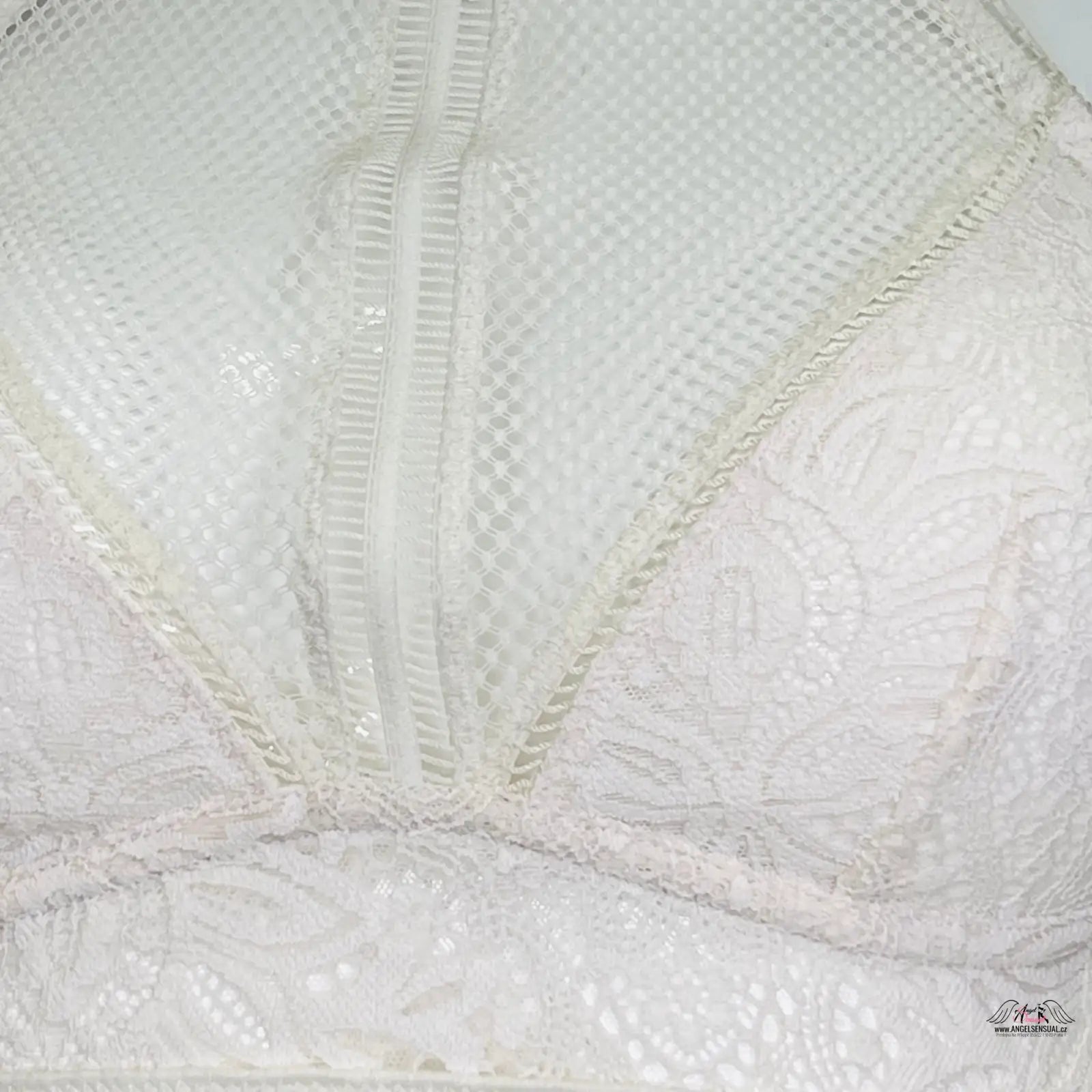 Detail bílého topu s zipem z Luxusní Elegance Krajková Braletka od Braletka