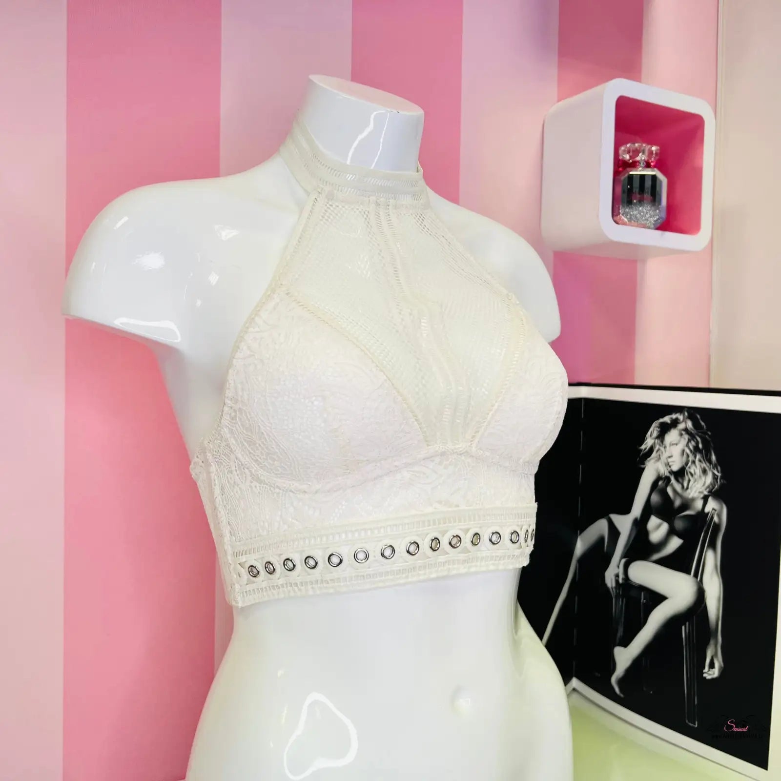 Manekýn s bílým topem před růžovou zdí představující Luxusní Elegance Krajková Braletka