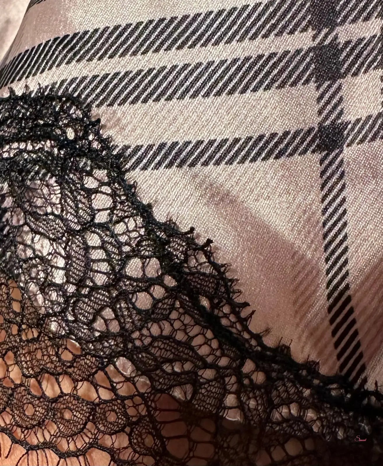 Žena v černém krajkovém topu z Luxusní Elegance Cami Setu pro ženy