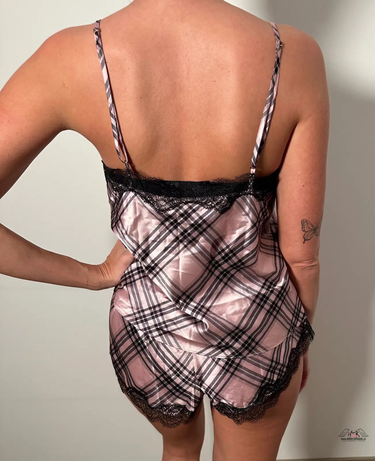 Žena v růžovo-černých kostkovaných pyžamech Luxusní Elegance Cami Set pro ženy