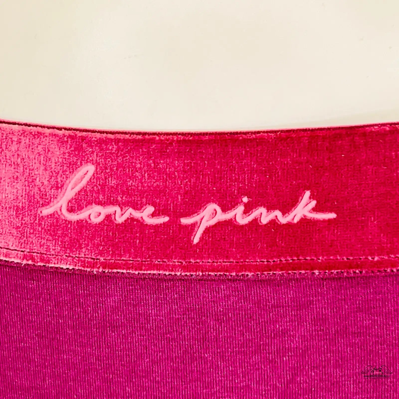Růžová tkanina s vyšitým textem love pink na Luxusní Hipster kalhotky