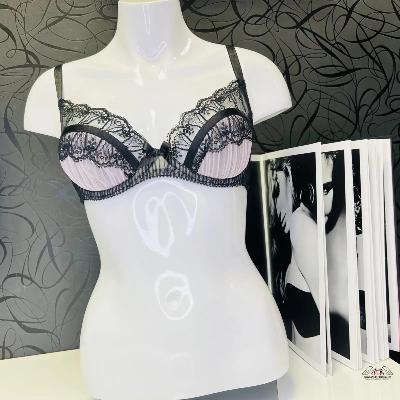 Krajková podprsenka Fifi Agent Provocateur v růžové a černé na manekýně
