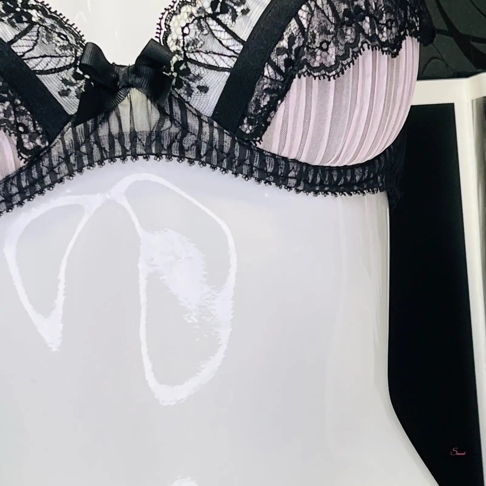 Luxusní Krajková Podprsenka Fifi od Agent Provocateur v černé a růžové barvě