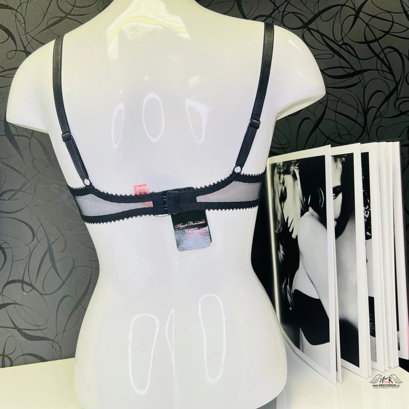 Černá a růžová podprsenka na manekýně Luxusní Krajková Podprsenka Fifi Agent Provocateur