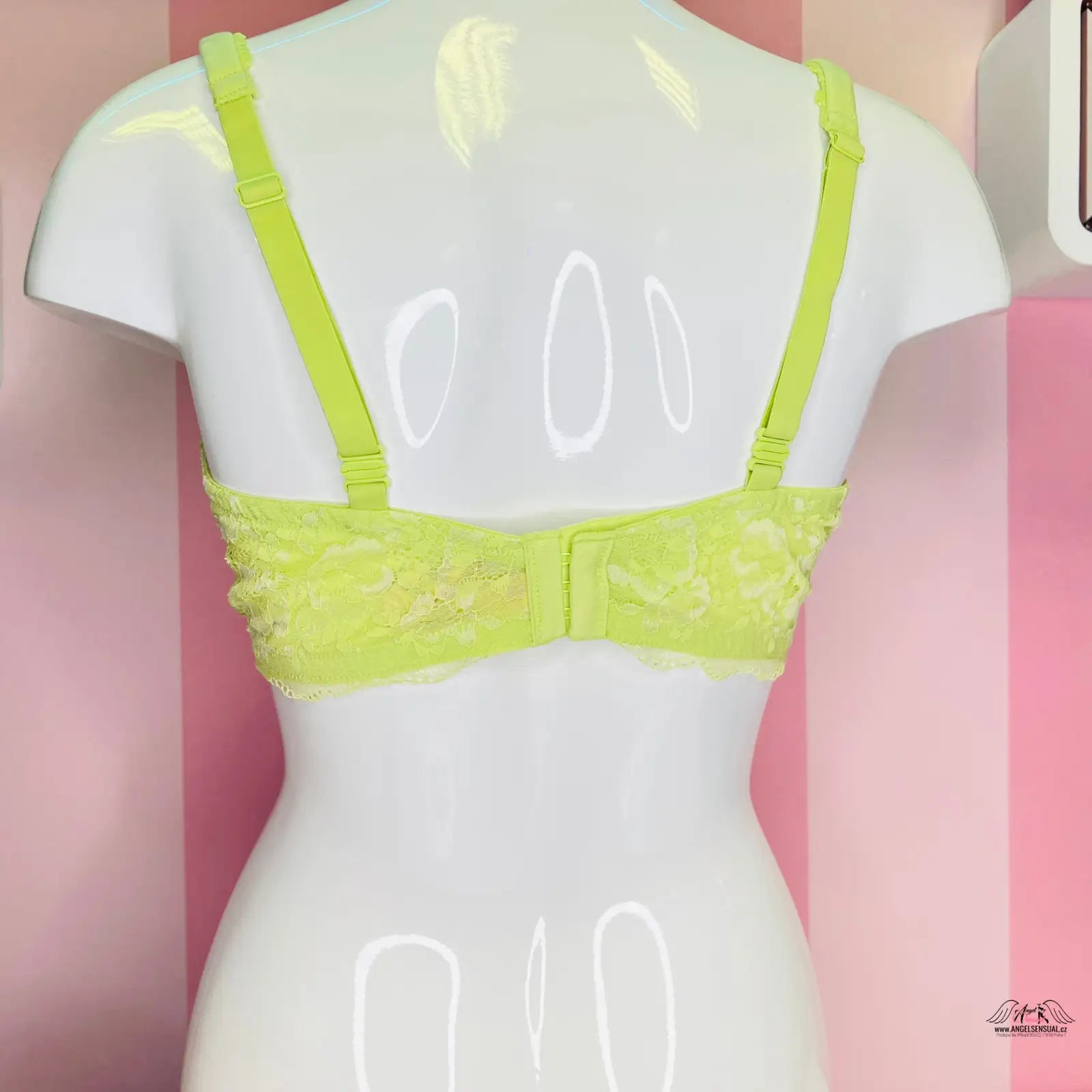 Neon žlutá krajková podprsenka na bílém manekýnu pro pohodlí a tvarování