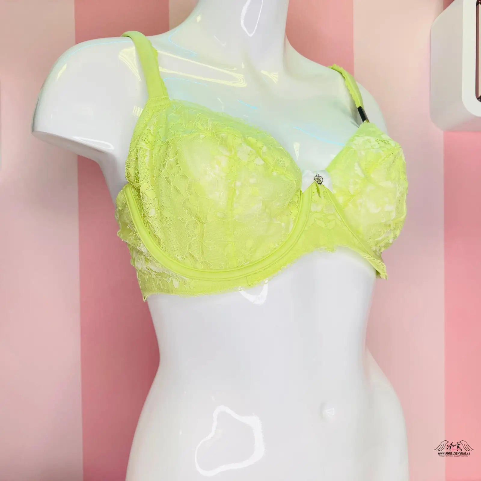 Neon žlutá krajková podprsenka na bílém manekýnu pro maximální pohodlí