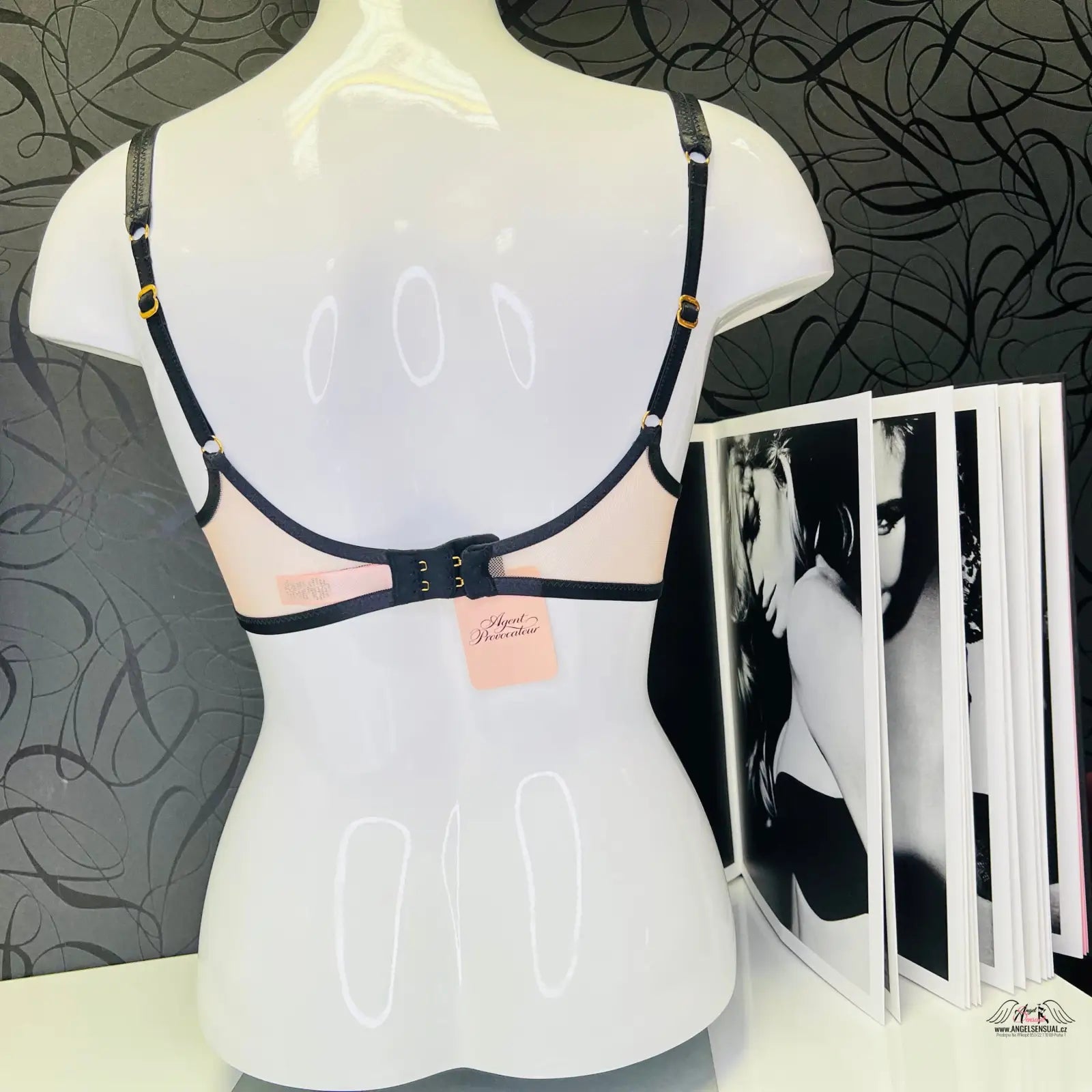 Černá a růžová podprsenka na manekýně od Agent Provocateur pro romantický dotek elegance