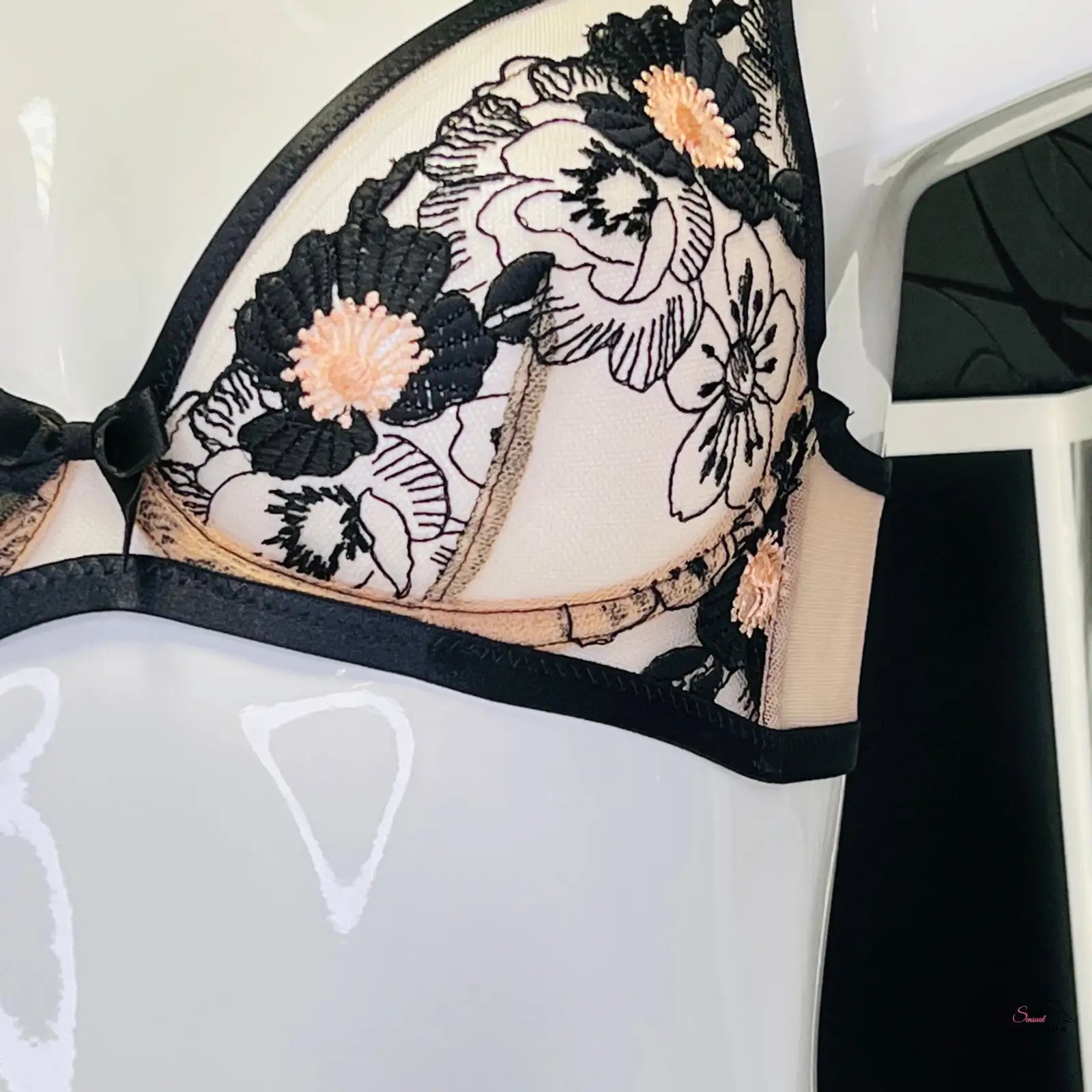 Floral embroidered bra Luxusní Podprsenka Janie od Agent Provocateur elegance