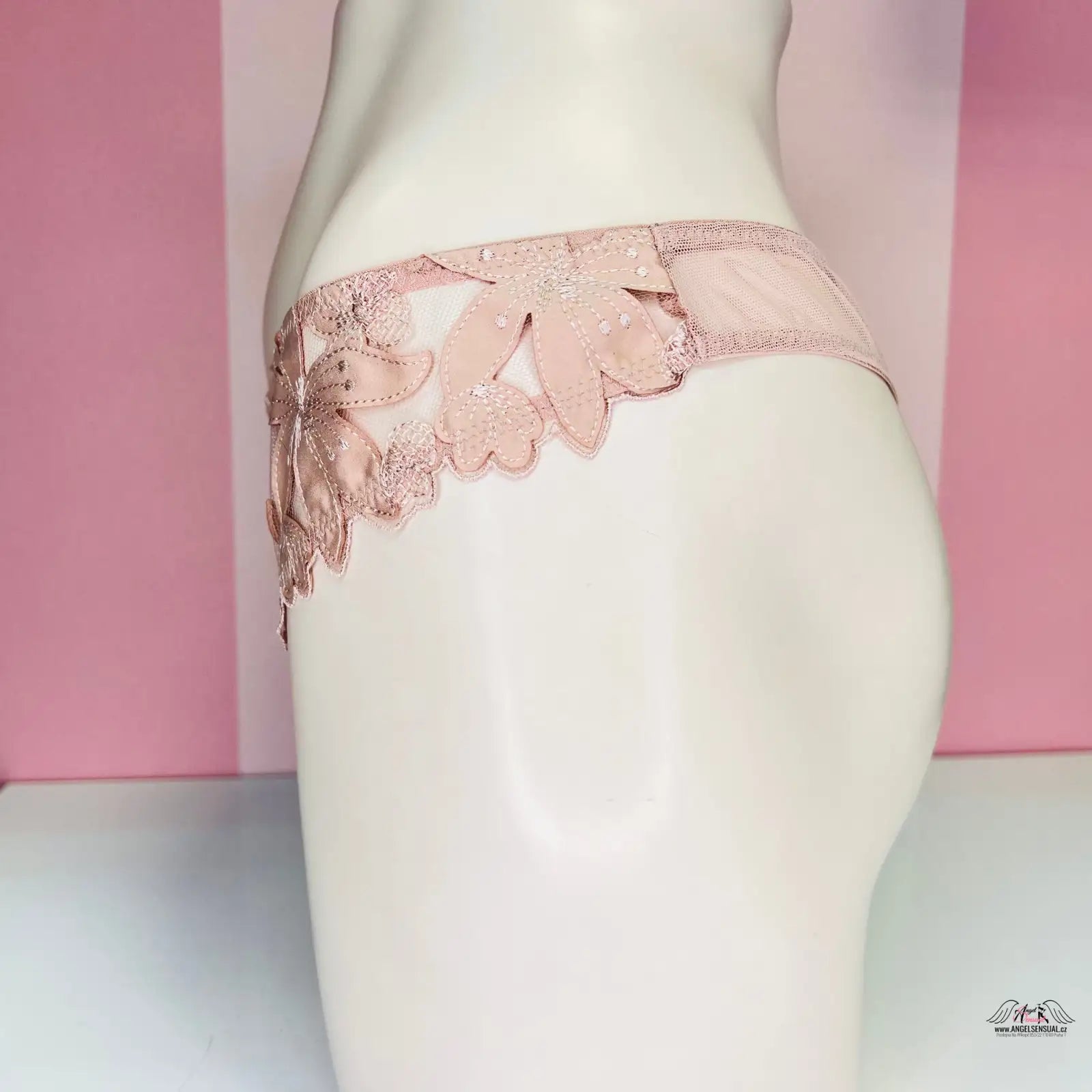 Růžové krajkové kalhotky s květinovou výšivkou ve stylu Victoria’s Secret