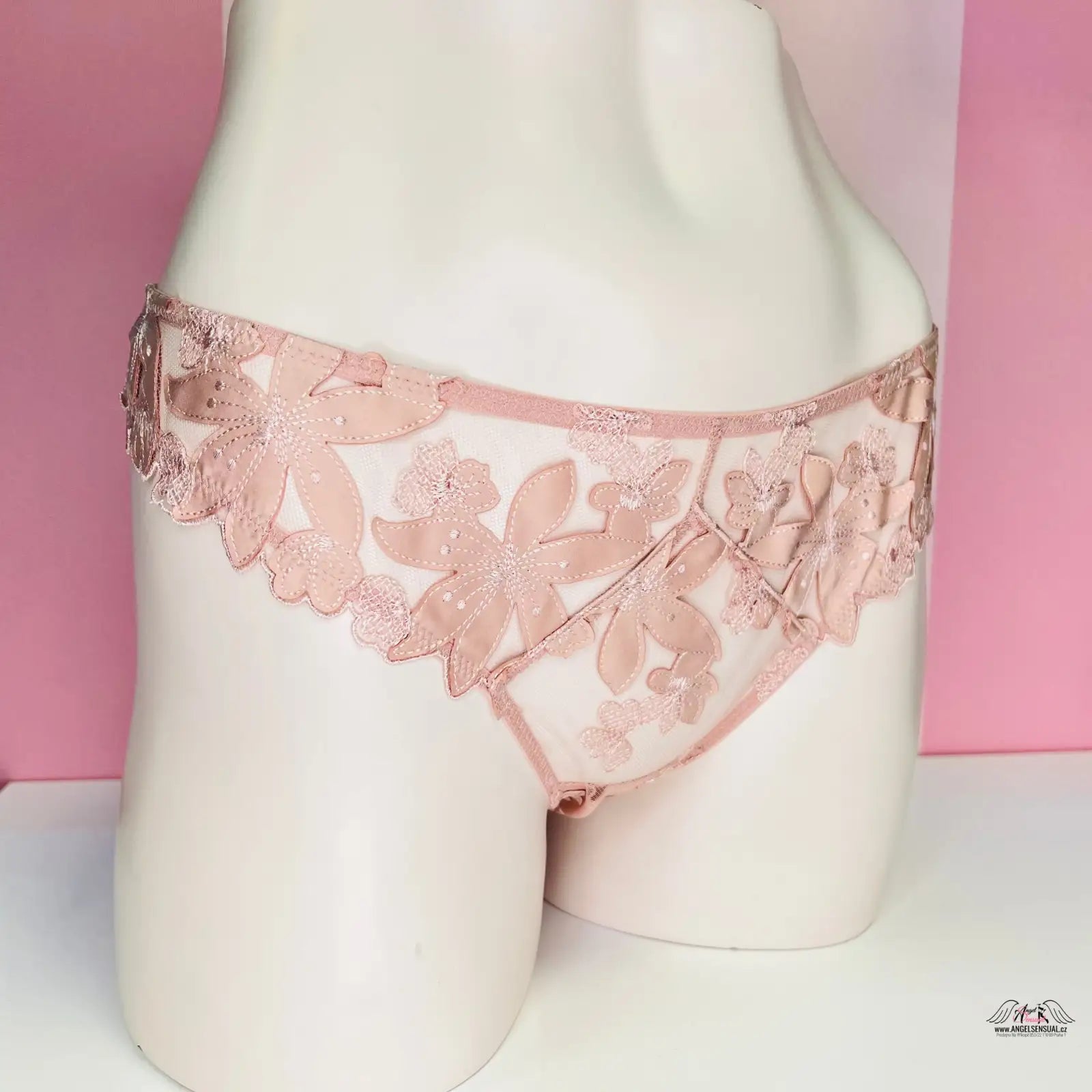 Růžové krajkové kalhotky s květinovou výšivkou ve stylu Victoria’s Secret
