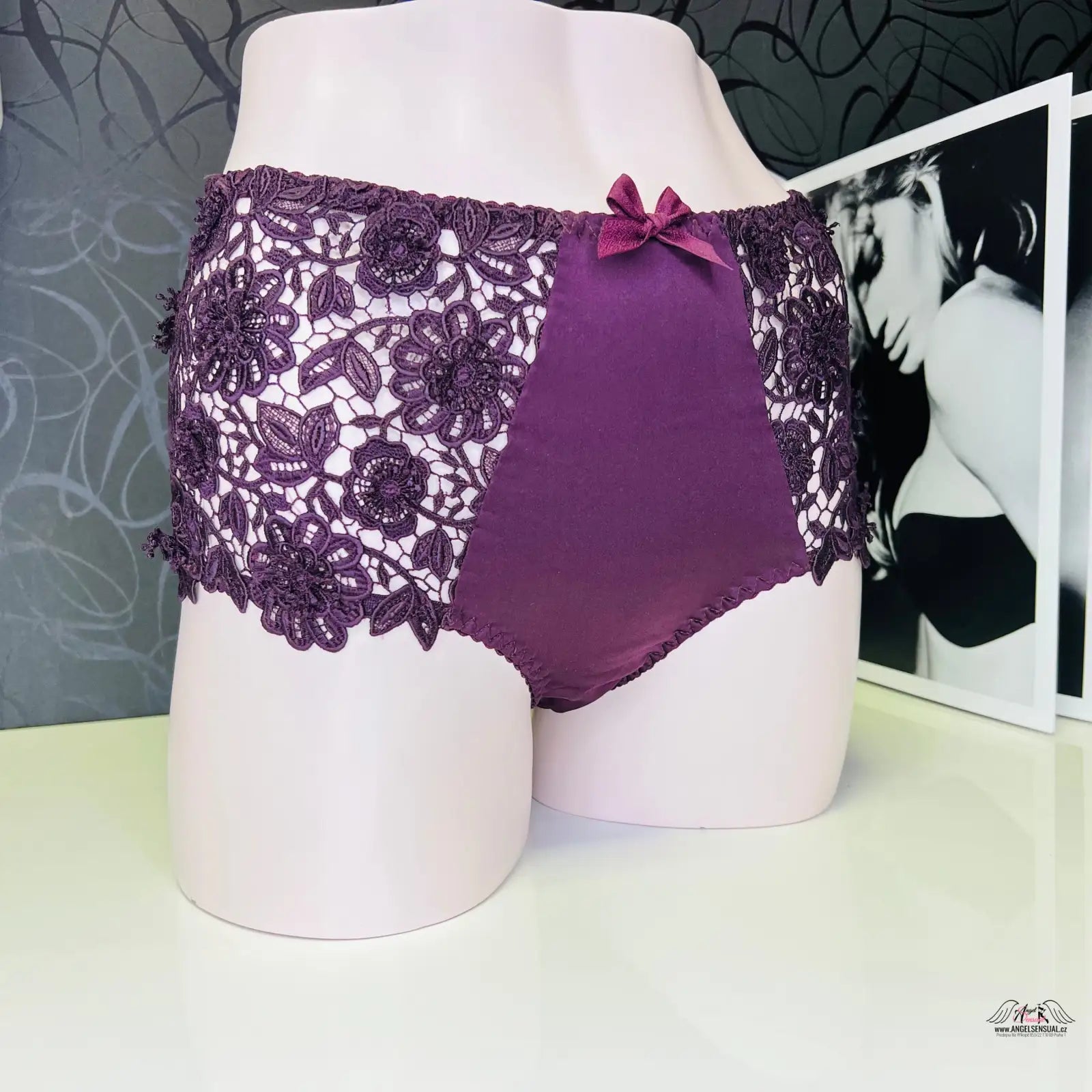Luxusní Tanga Gene Brief z hedvábné elegance v lilkové barvě s krajkou a saténem