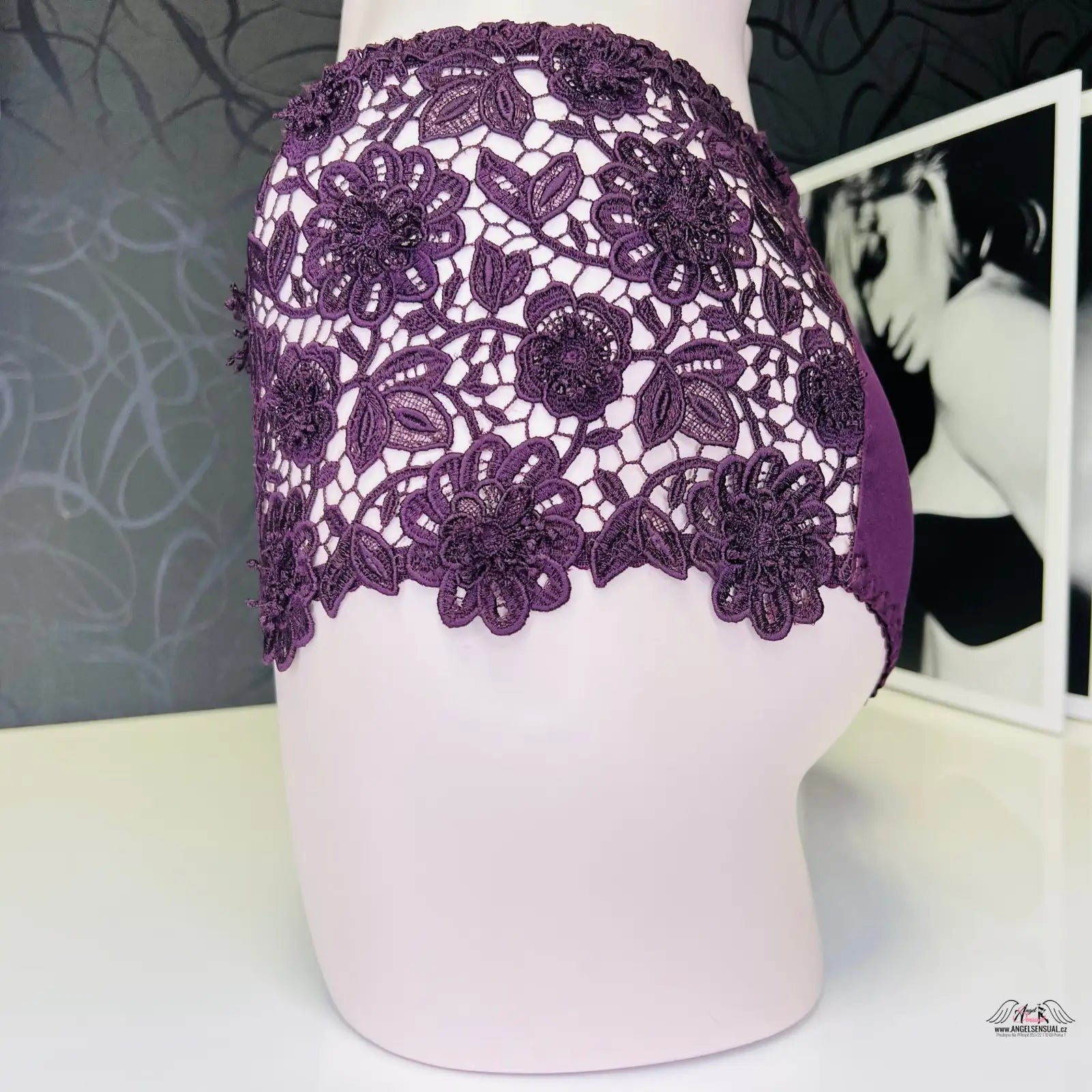 Fialové krajkové kalhotky Tanga Luxusní Tanga Gene s hedvábnou elegancí