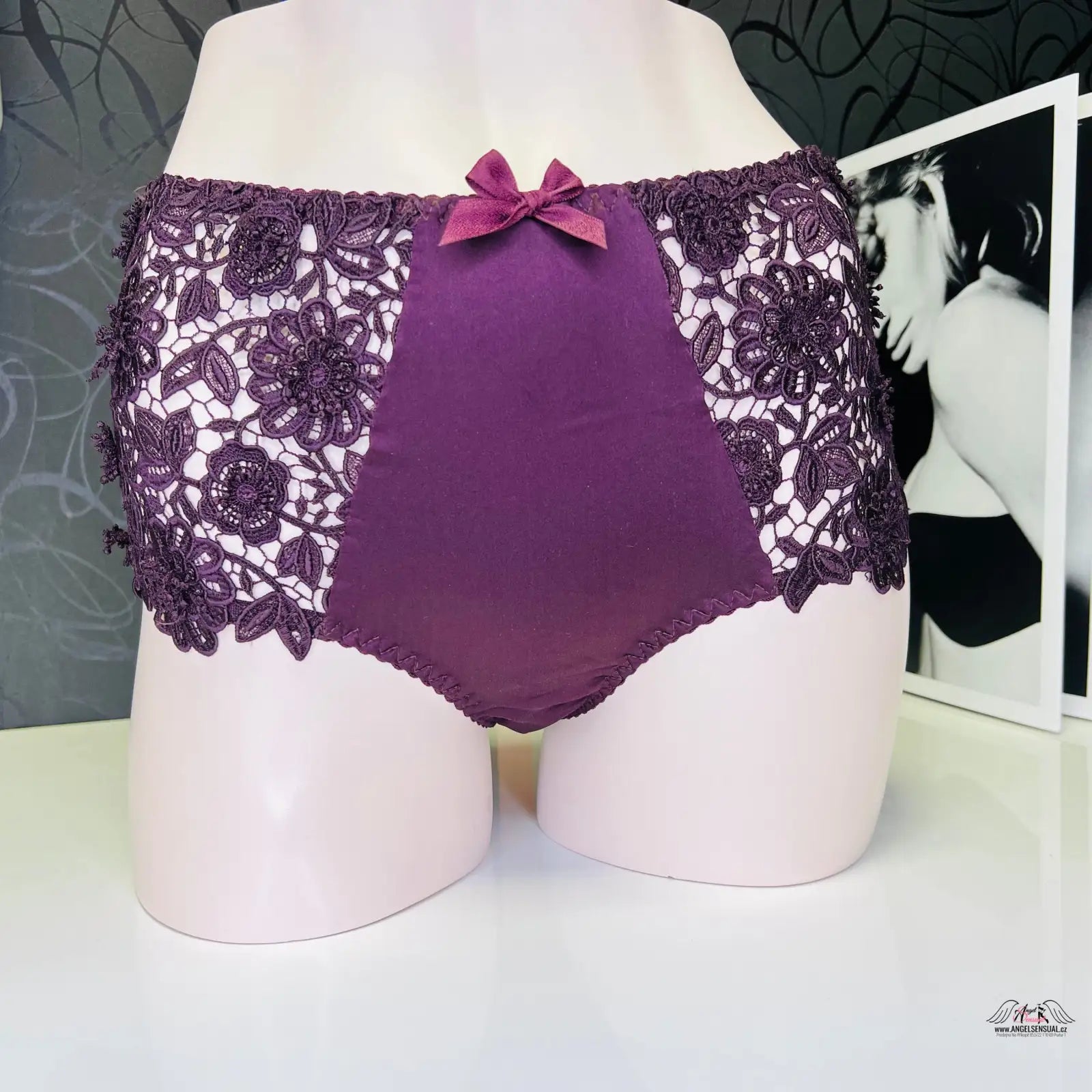 Fialové krajkové tanga se mašlí z kolekce Luxusní Tanga Gene Brief