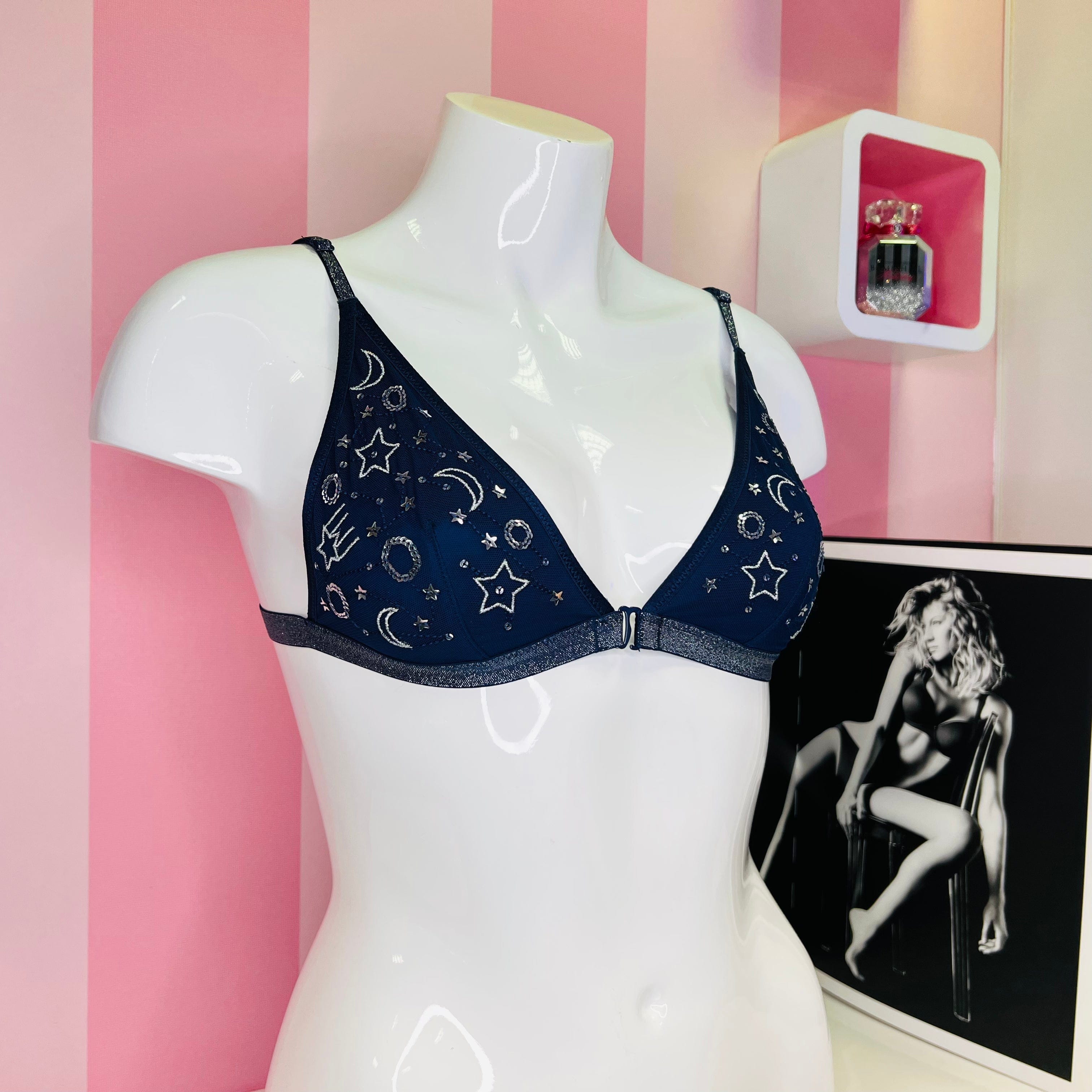 Navy blue hvězdná braletka s motivem měsíce a hvězd na modelu محصولu Victoria’s Secret