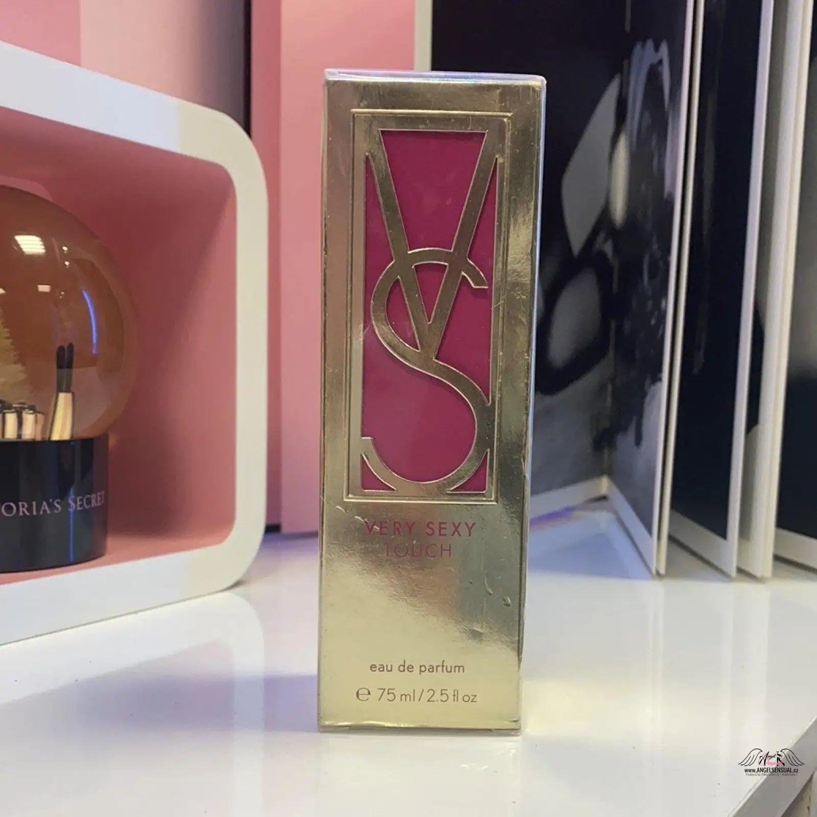 Detailní záběr na láhev parfému Neodolatelná Vůně Svůdnosti od Victoria’s Secret