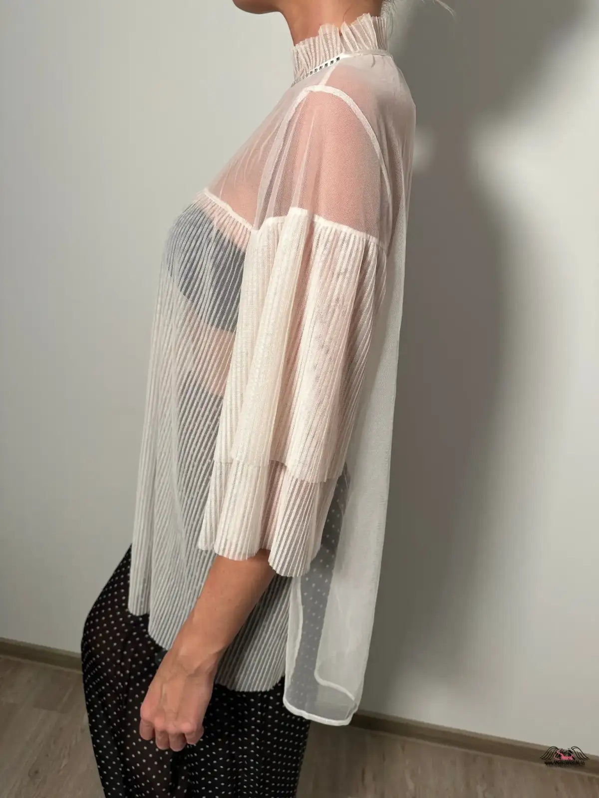 Bílá halenka s krajkovým lemem a širokými rukávy pro elegantní styl