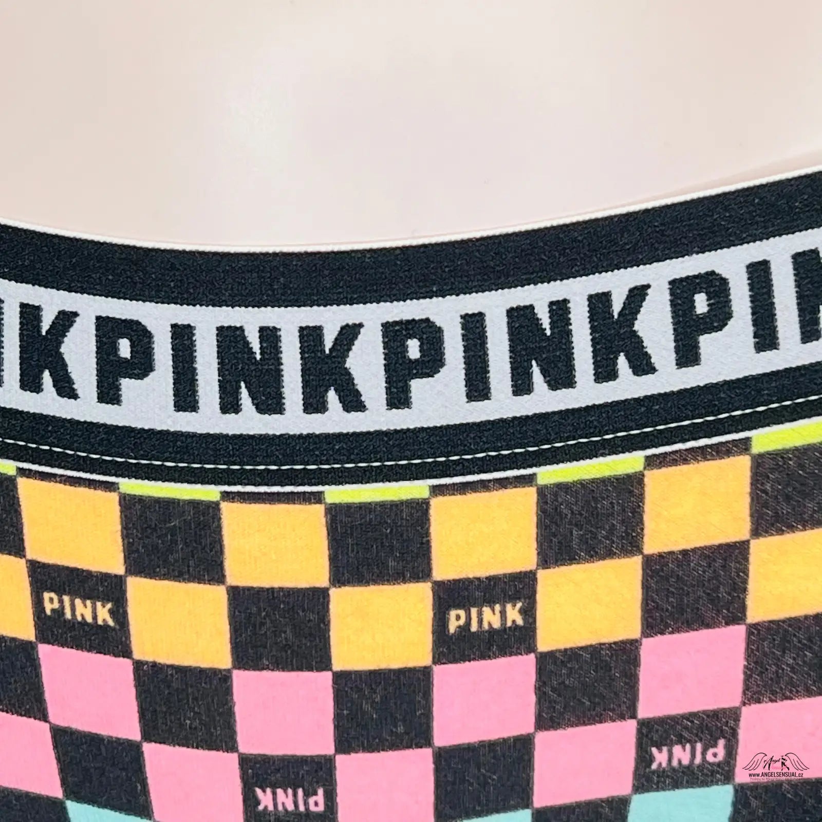 Barevné vzory na lingerie PINK s opakující se textovou páskou na pasu