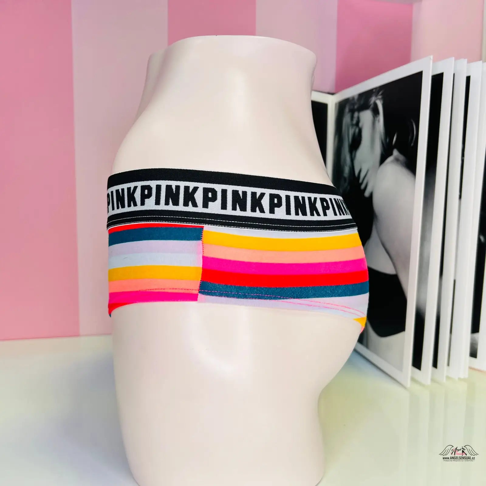 Barevné pruhované kalhotky s nápisem PINK na pasu, ideální lingerie a vzory