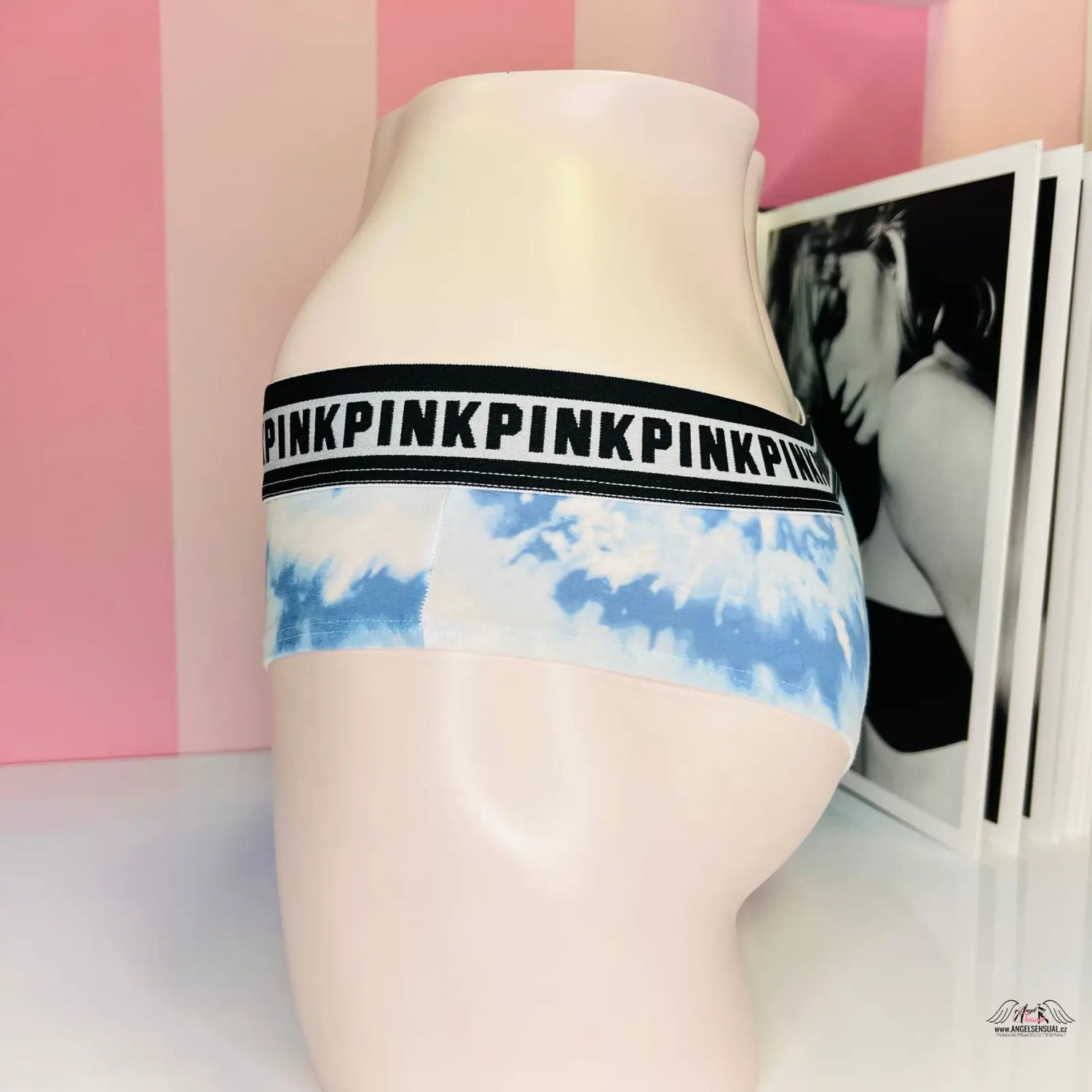 Bílý manekýn s modrými tie-dye kalhotkami PINK s širokým pasem s logem PINK, vzory, apparel & accessories, lingerie