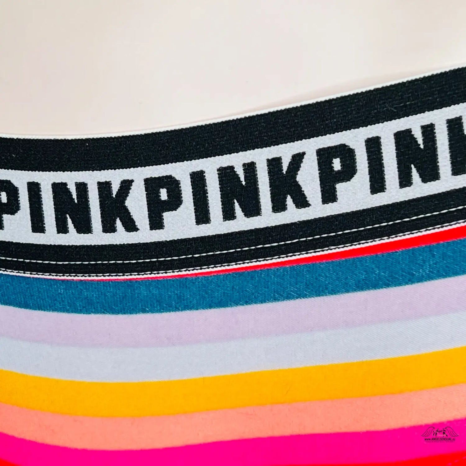 Barevné pruhované vzory na lingerie PINK s nápisem PINK na černé pásce