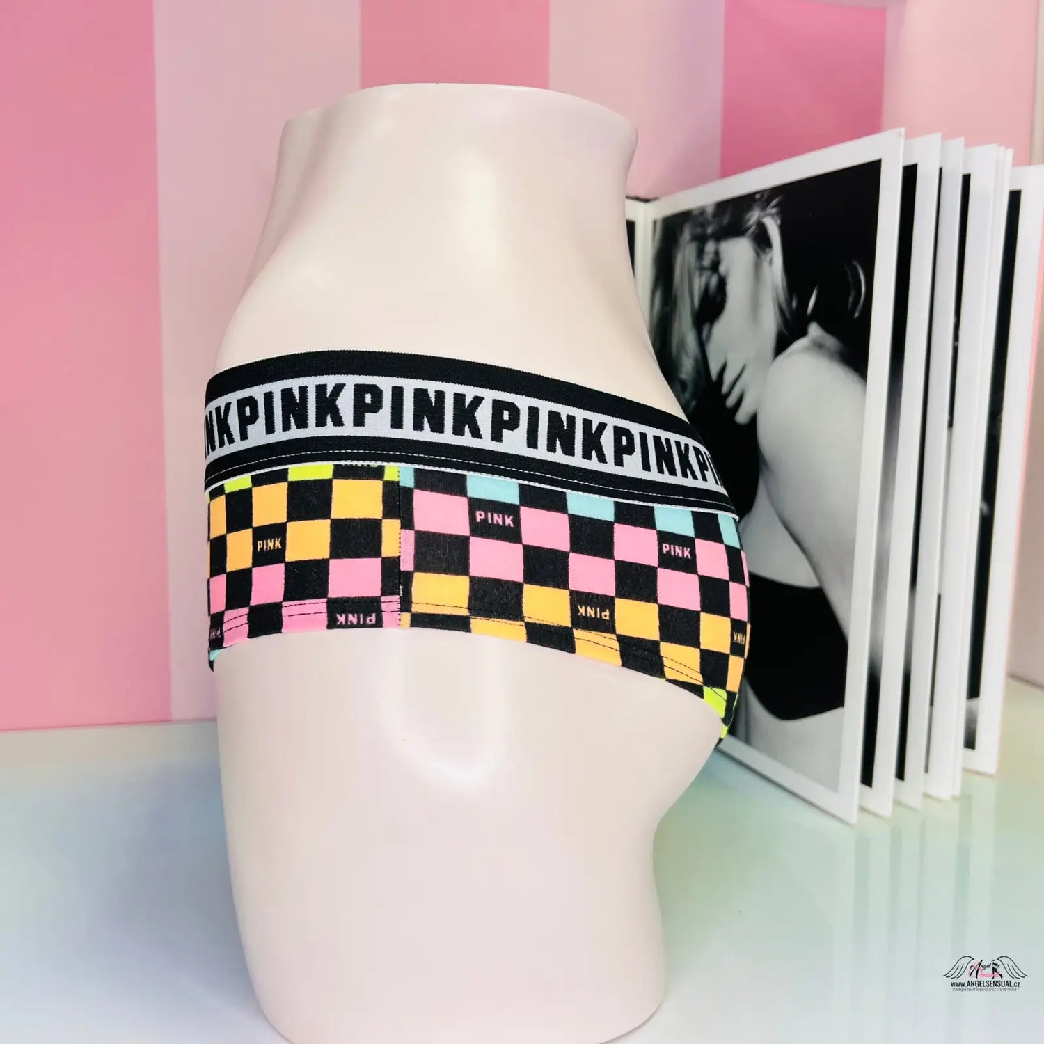 Bílá keramická váza s pestrým vzorem a nápisem PINK, ideální pro apparel & accessories