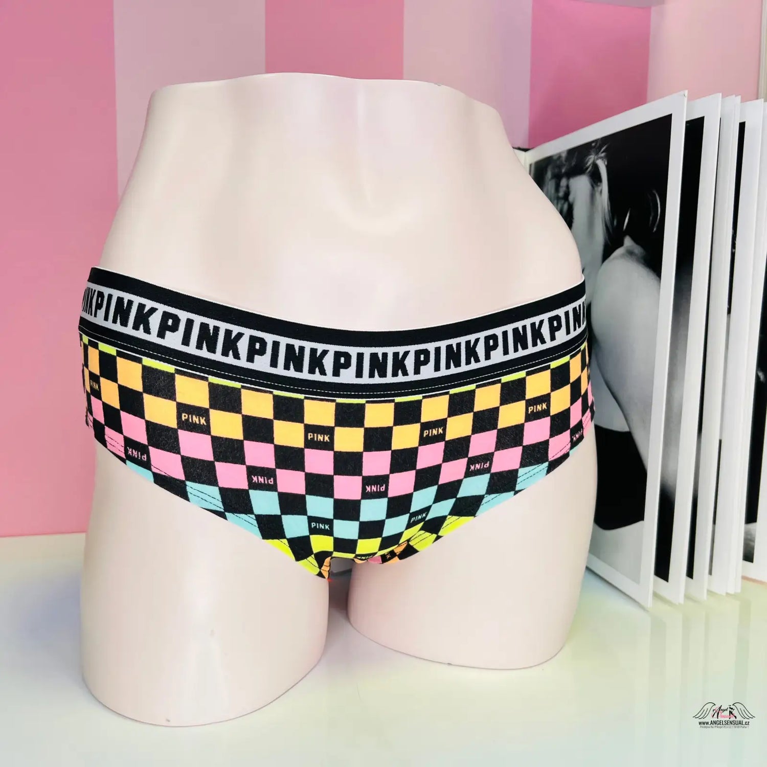 Barevné vzory kalhotky PINK s nápisem PINK na pasu, ideální lingerie a apparel