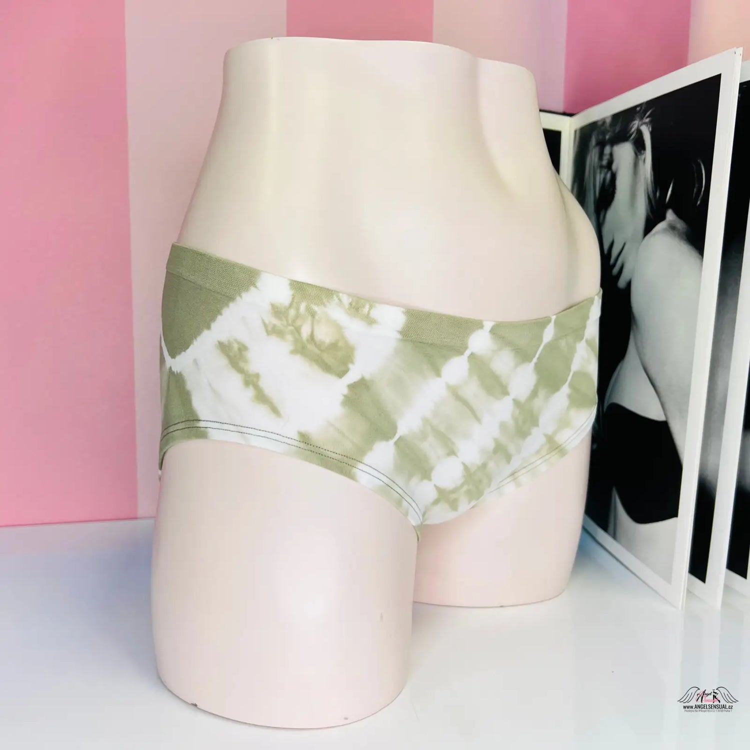 Manekýn spodní část těla v zeleno-bílé batikované kalhotky s jedinečným batikovaným motivem