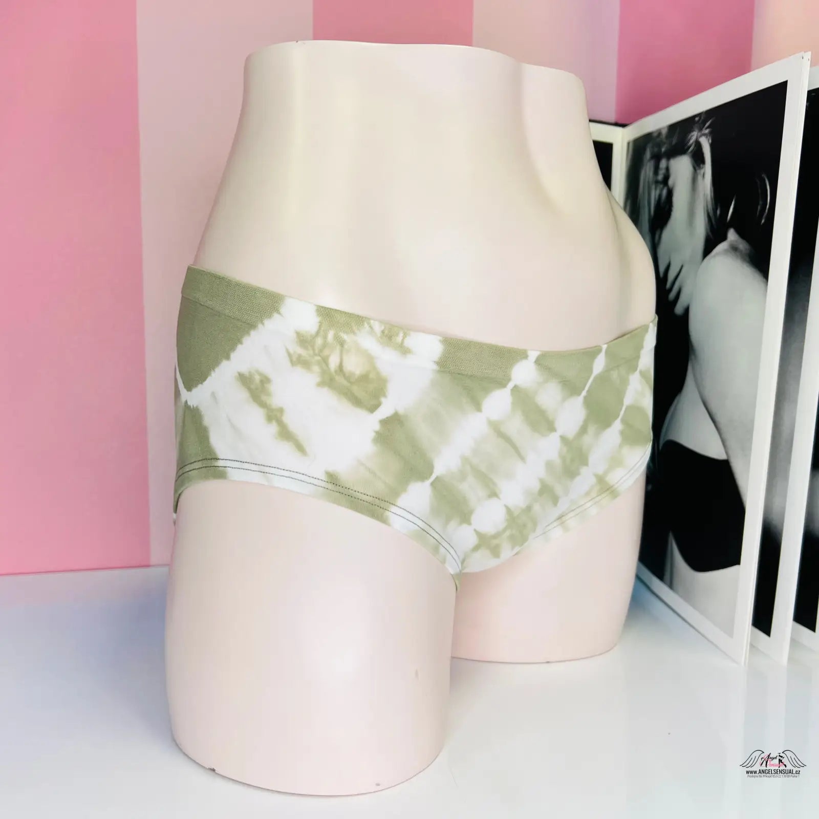Manekýn spodní část těla v zeleno-bílé batikované kalhotky s jedinečným batikovaným motivem
