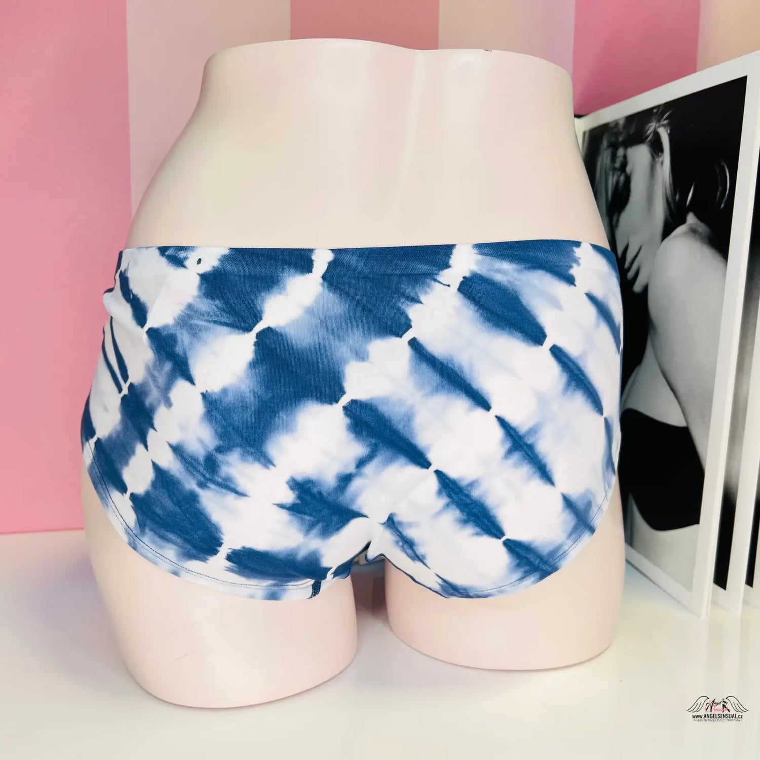 Obrázek ukazuje modré a bílé kraťasy s jedinečným batikovaným motivem na manekýnu