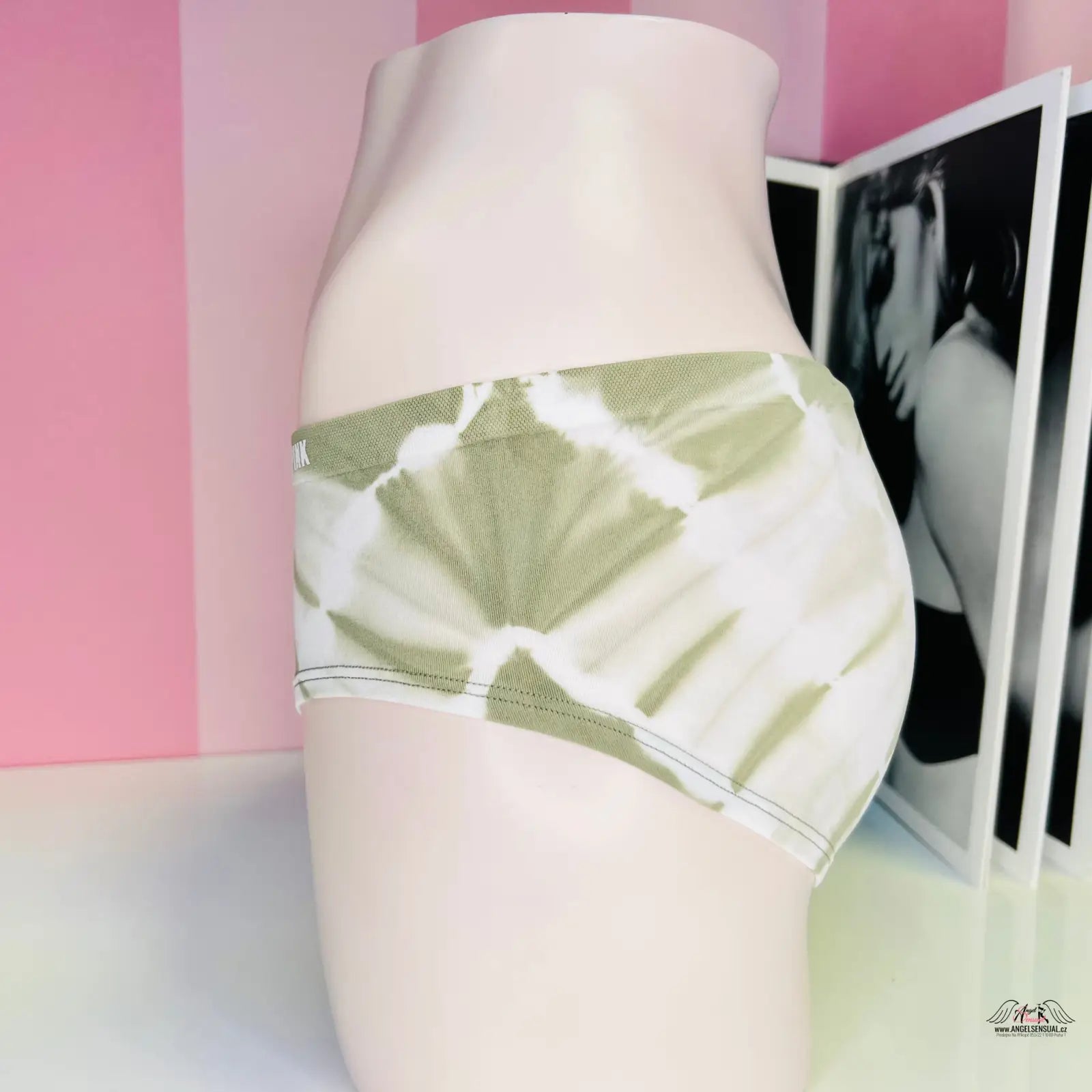 Manekýnský trup v zeleno-bílé batikované kalhotky s jedinečným batikovaným motivem